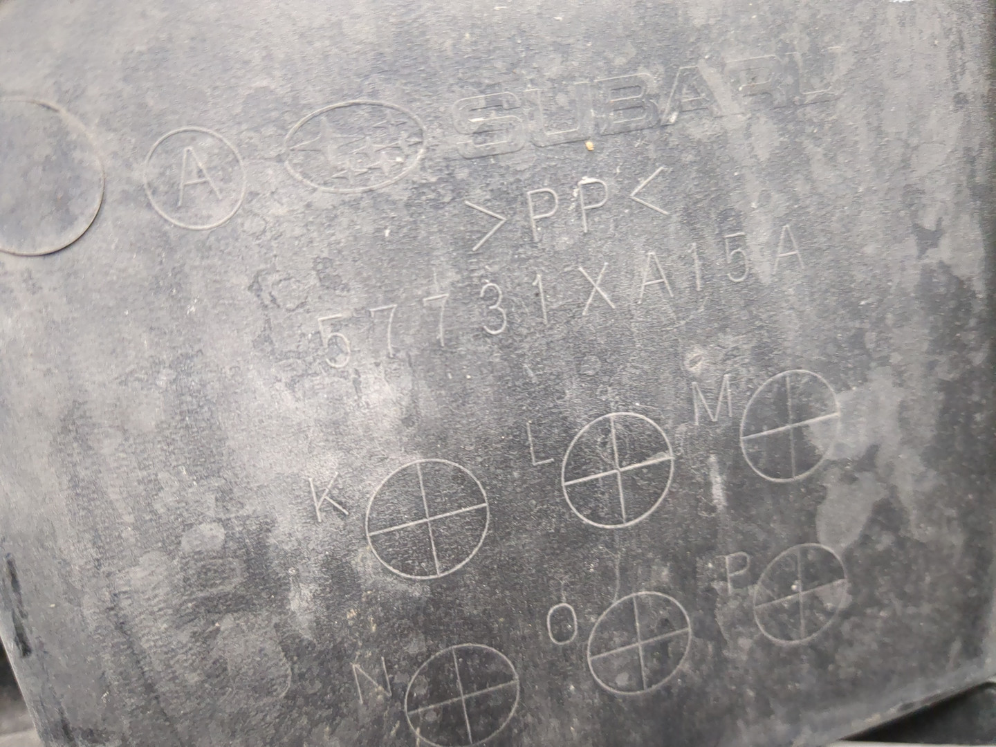 Кожух замка капота