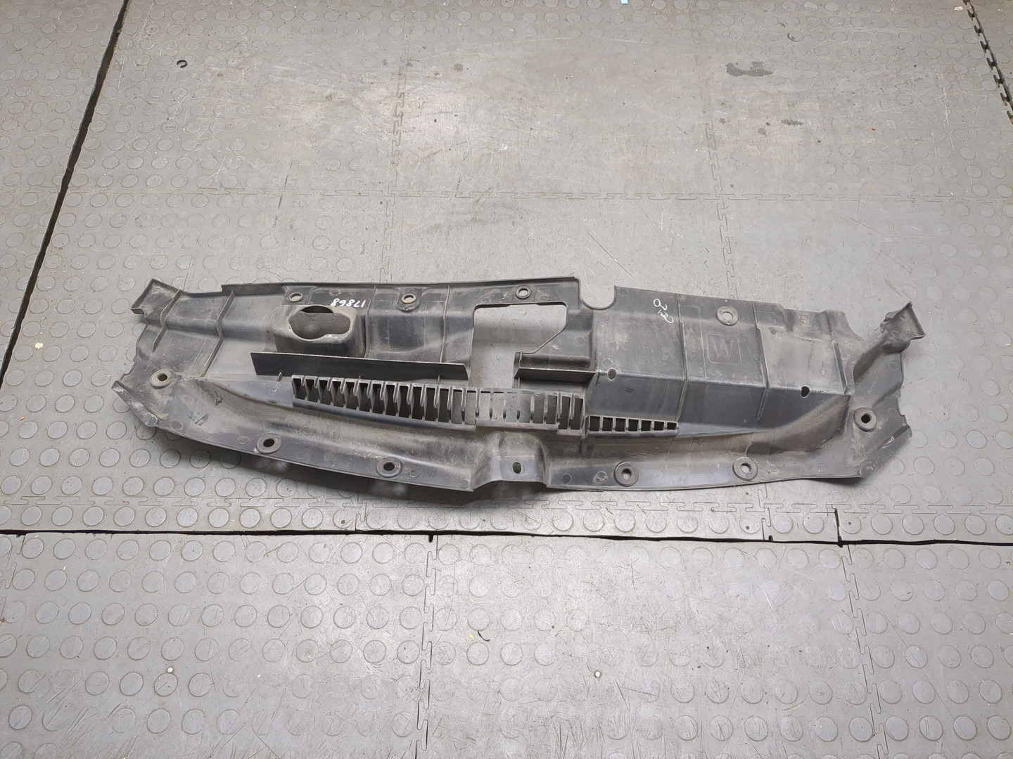 Кожух замка капота