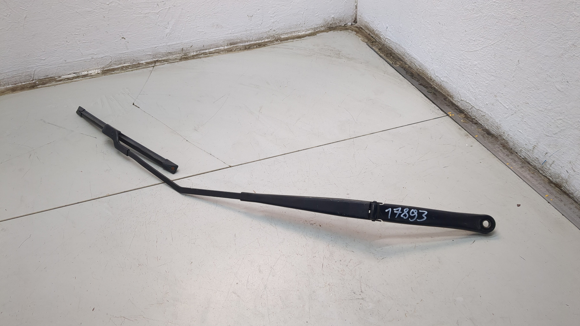 Поводок стеклоочистителя передний левый