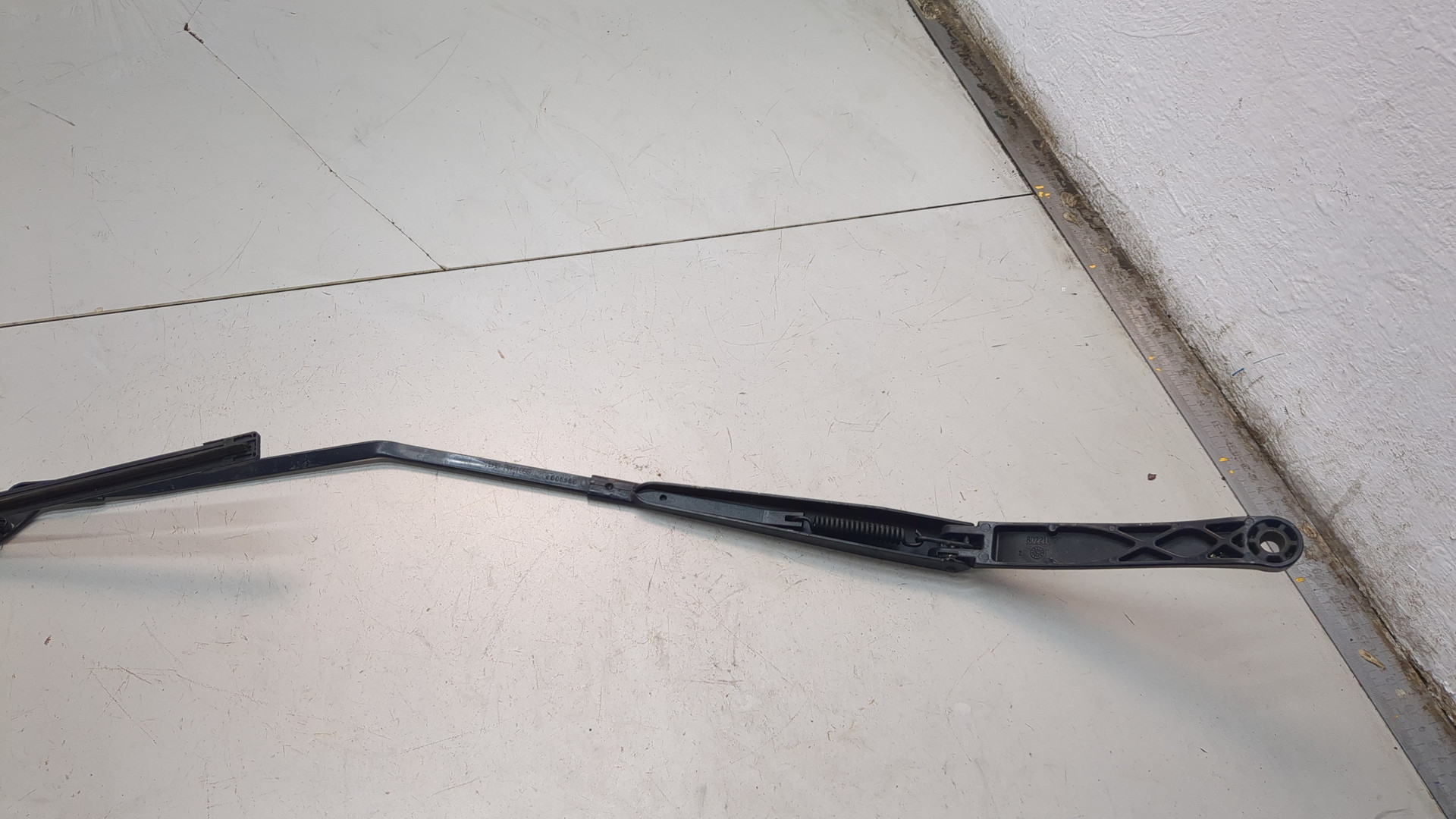 Поводок стеклоочистителя передний левый