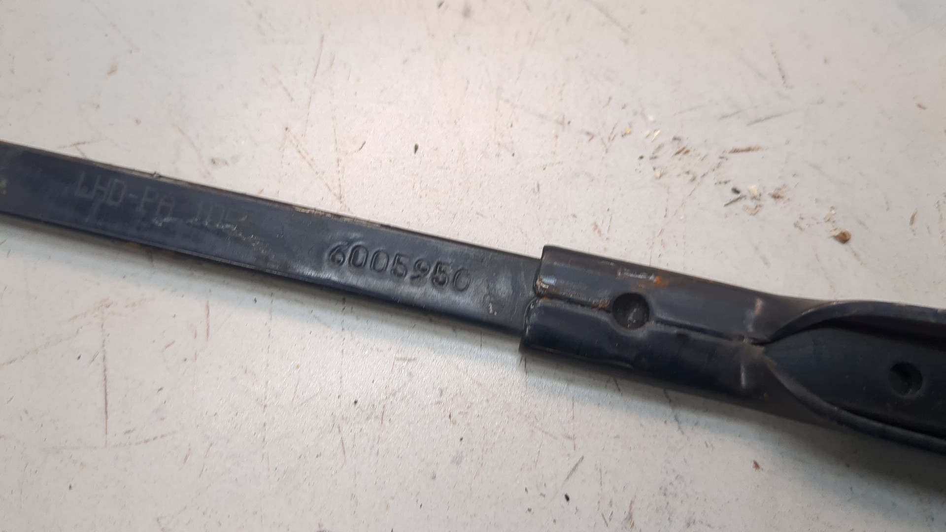 Поводок стеклоочистителя передний левый