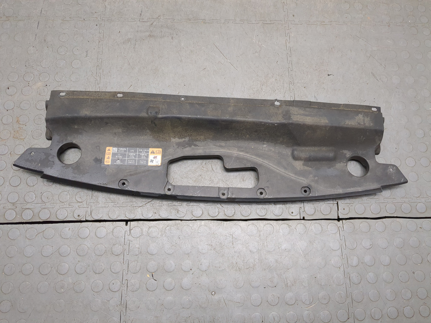 Кожух замка капота