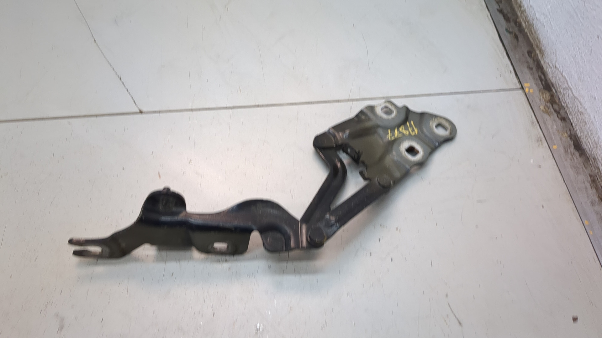 Петля капота правая