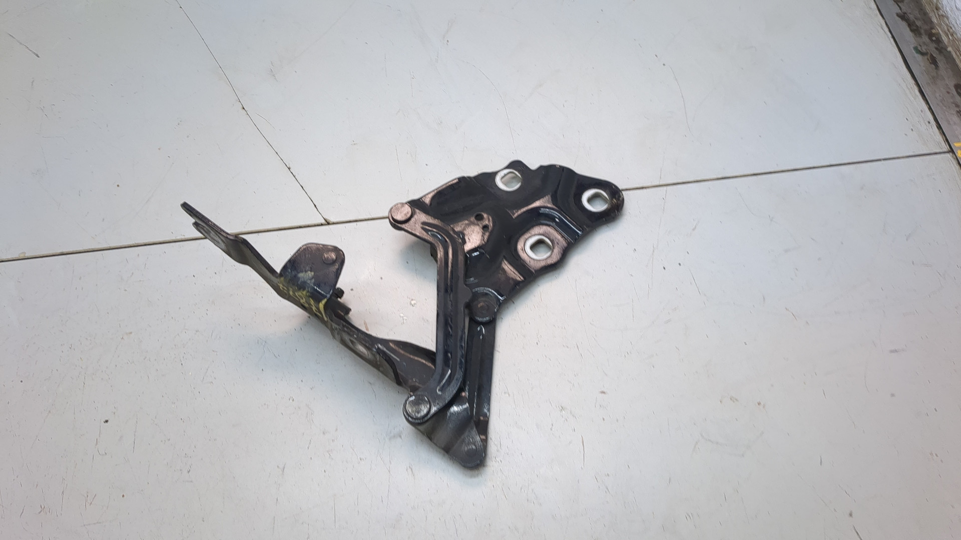 Петля капота левая