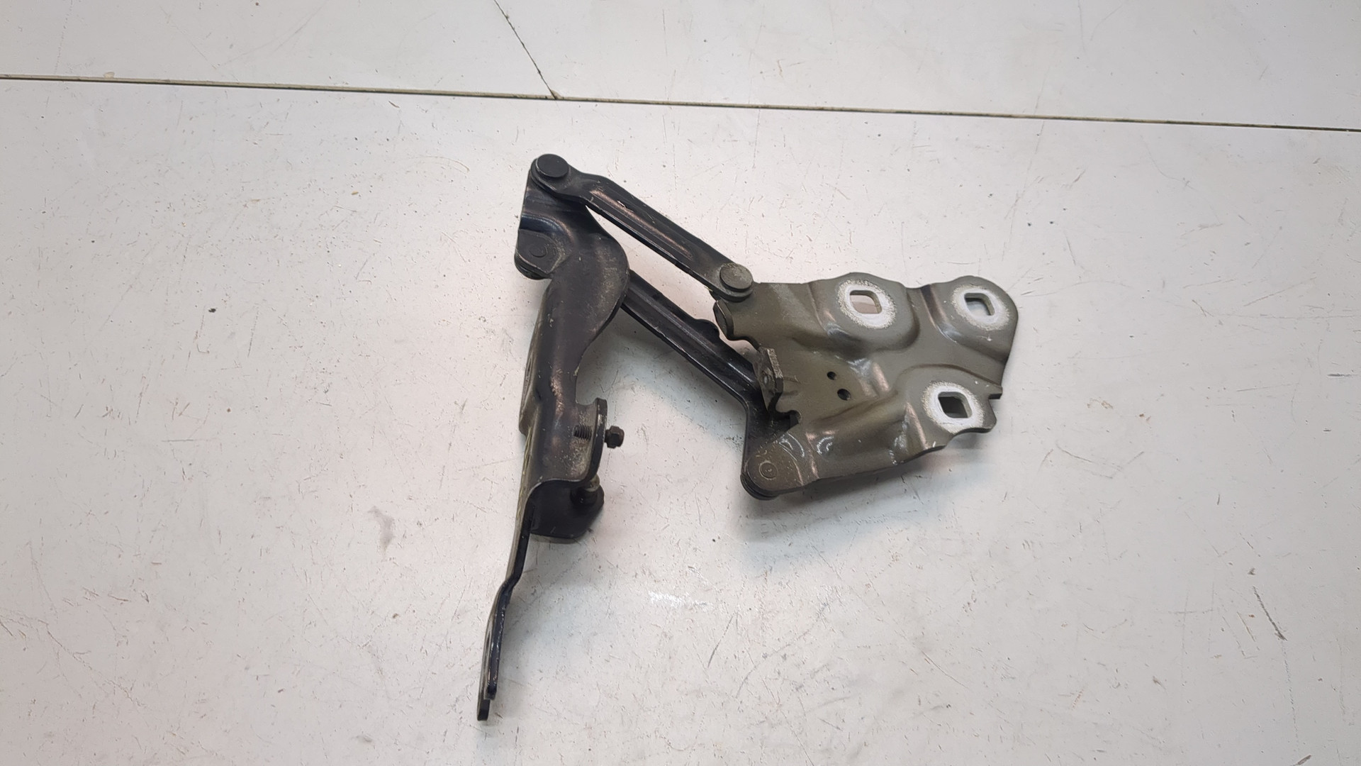 Петля капота левая