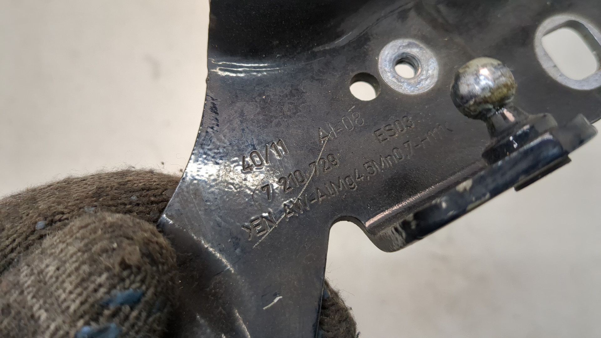 Петля капота левая