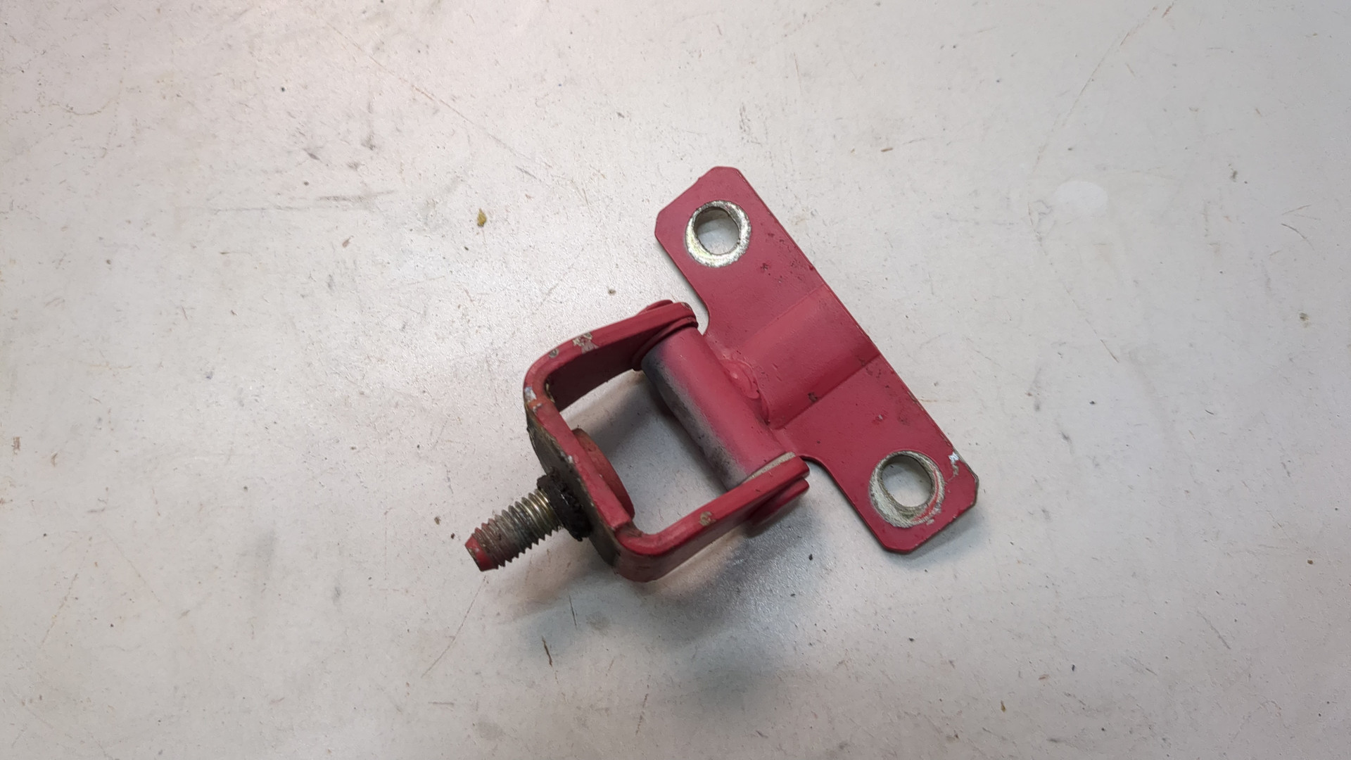 Петля крышки багажника