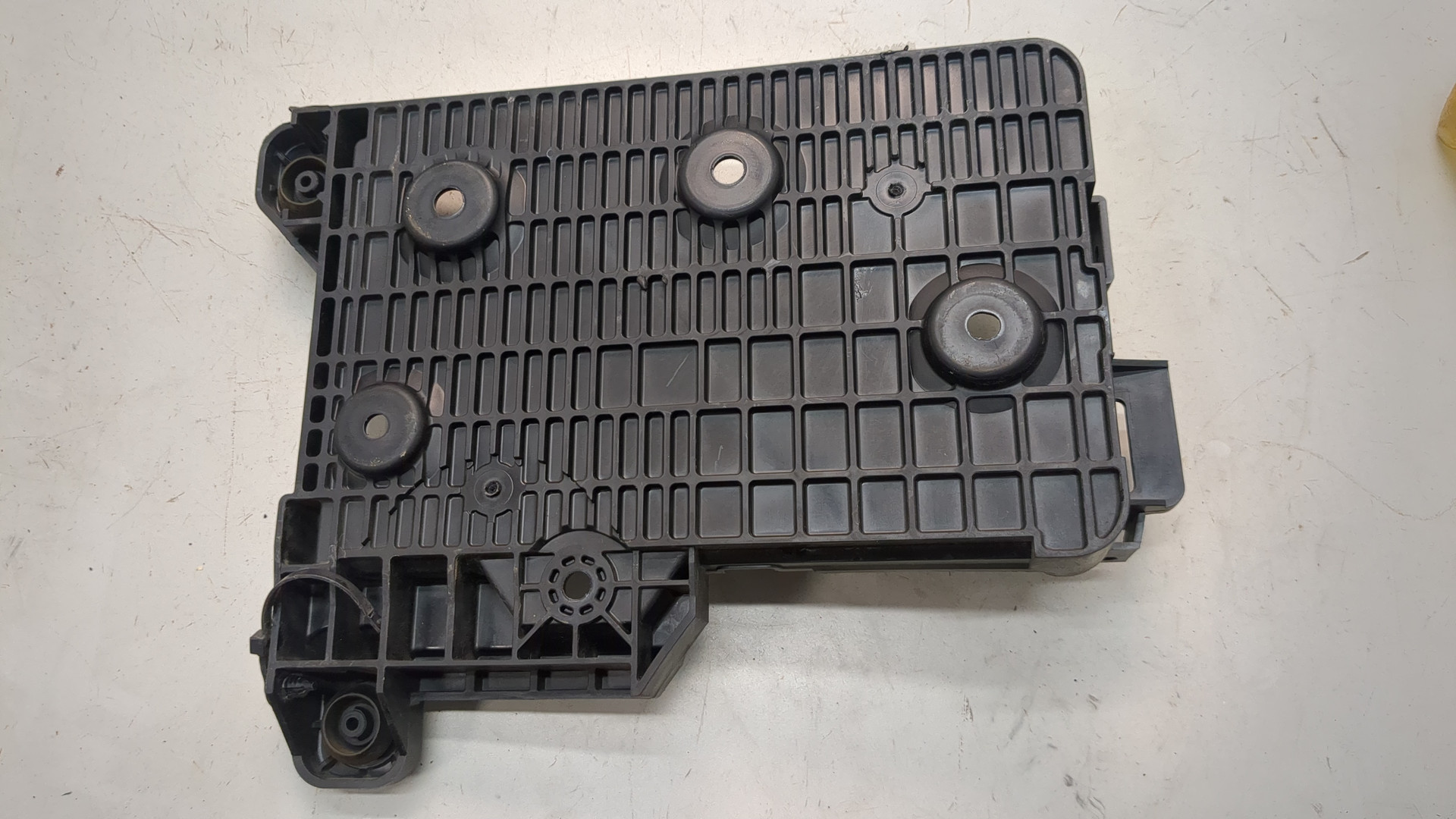 Площадка под аккумулятор (АКБ)