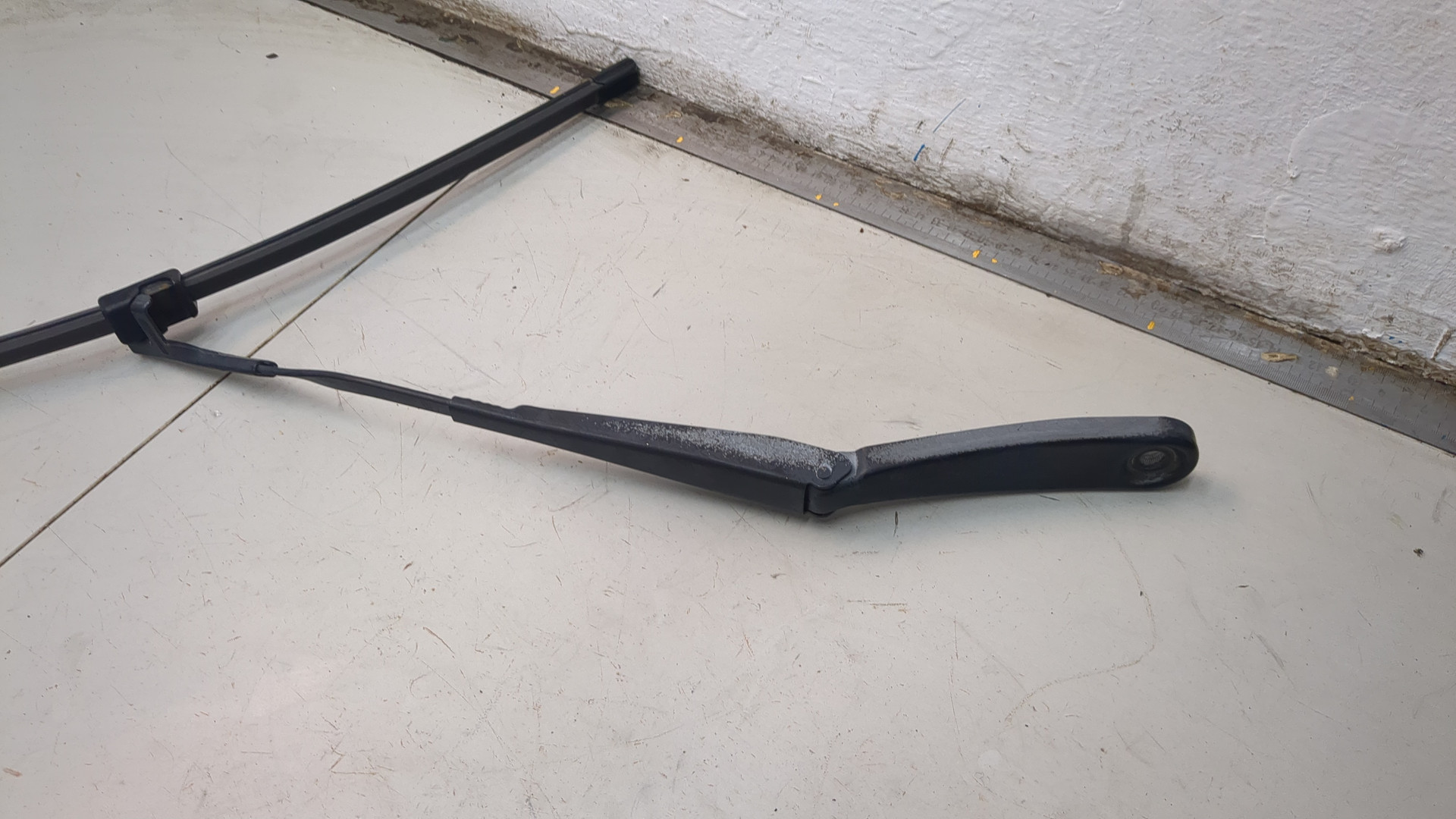 Поводок стеклоочистителя передний правый