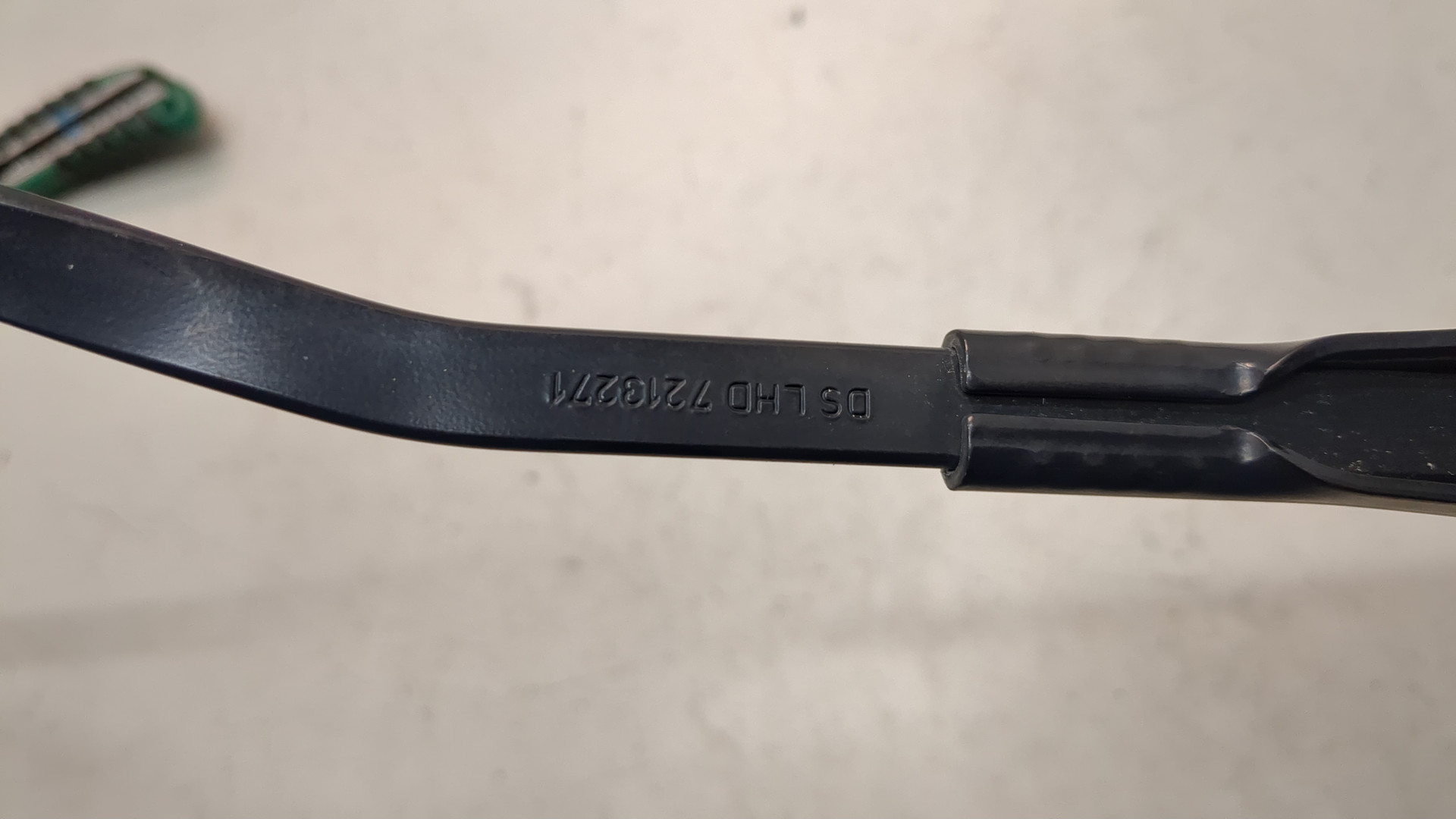 Поводок стеклоочистителя передний правый