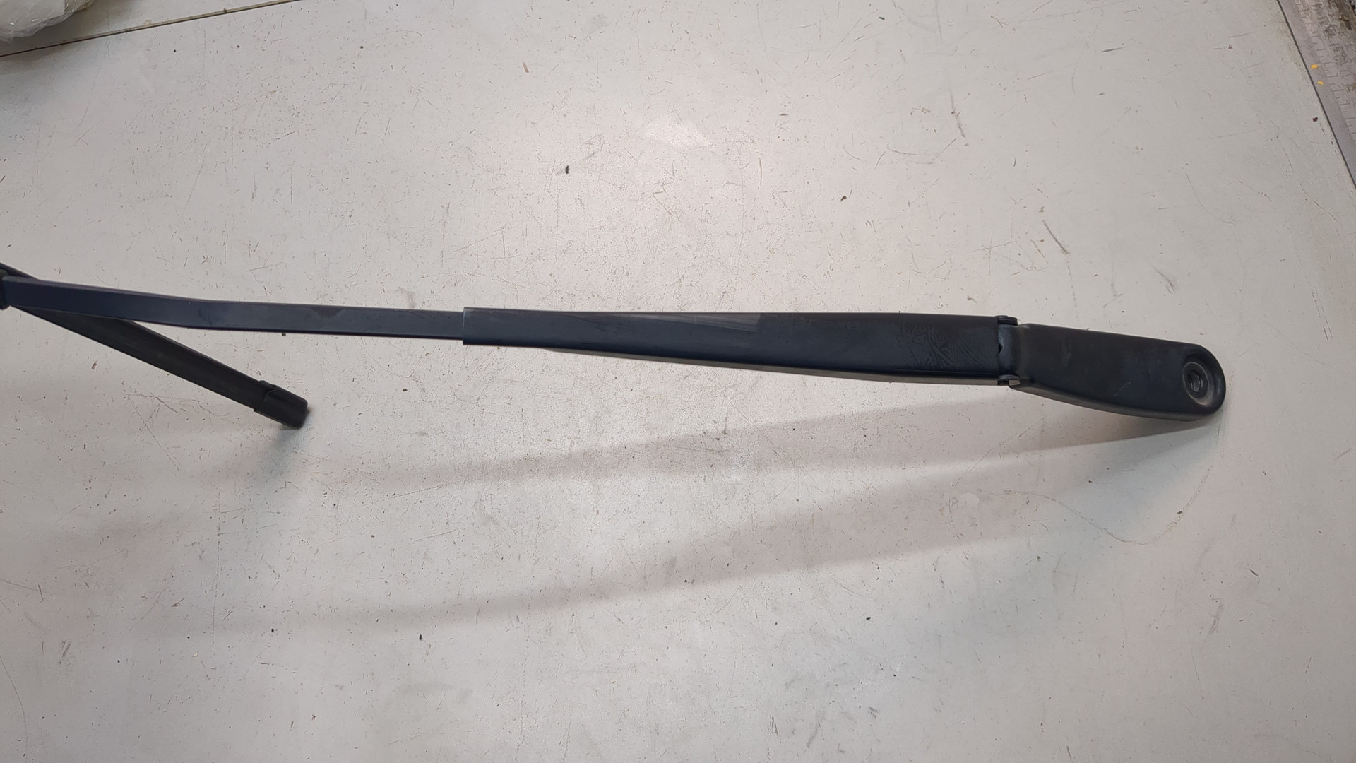 Поводок стеклоочистителя передний левый