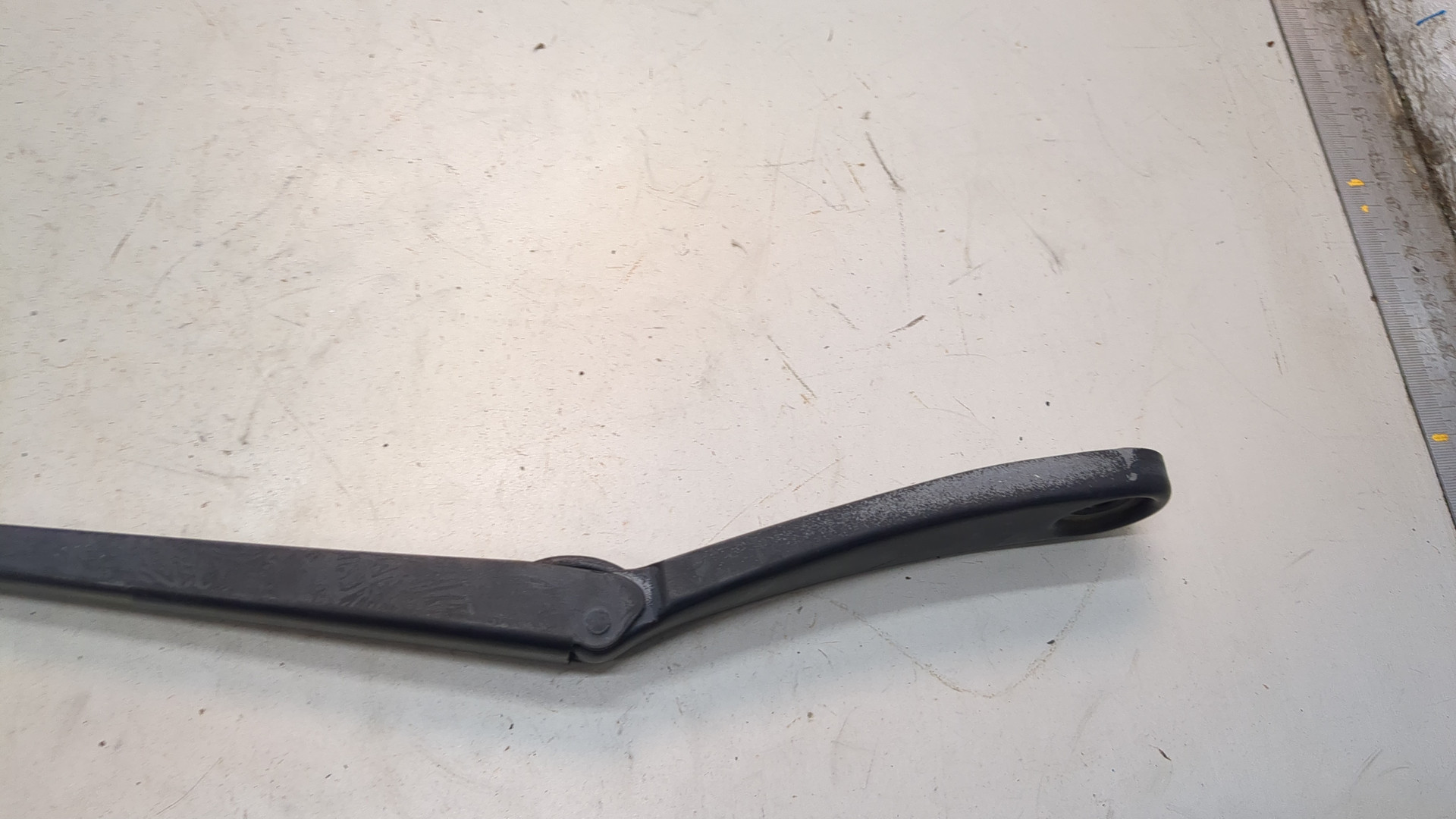 Поводок стеклоочистителя передний левый