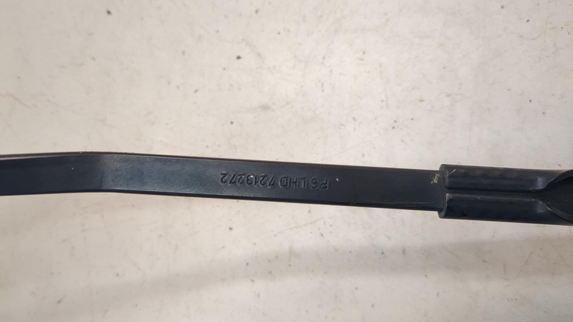 Поводок стеклоочистителя передний левый