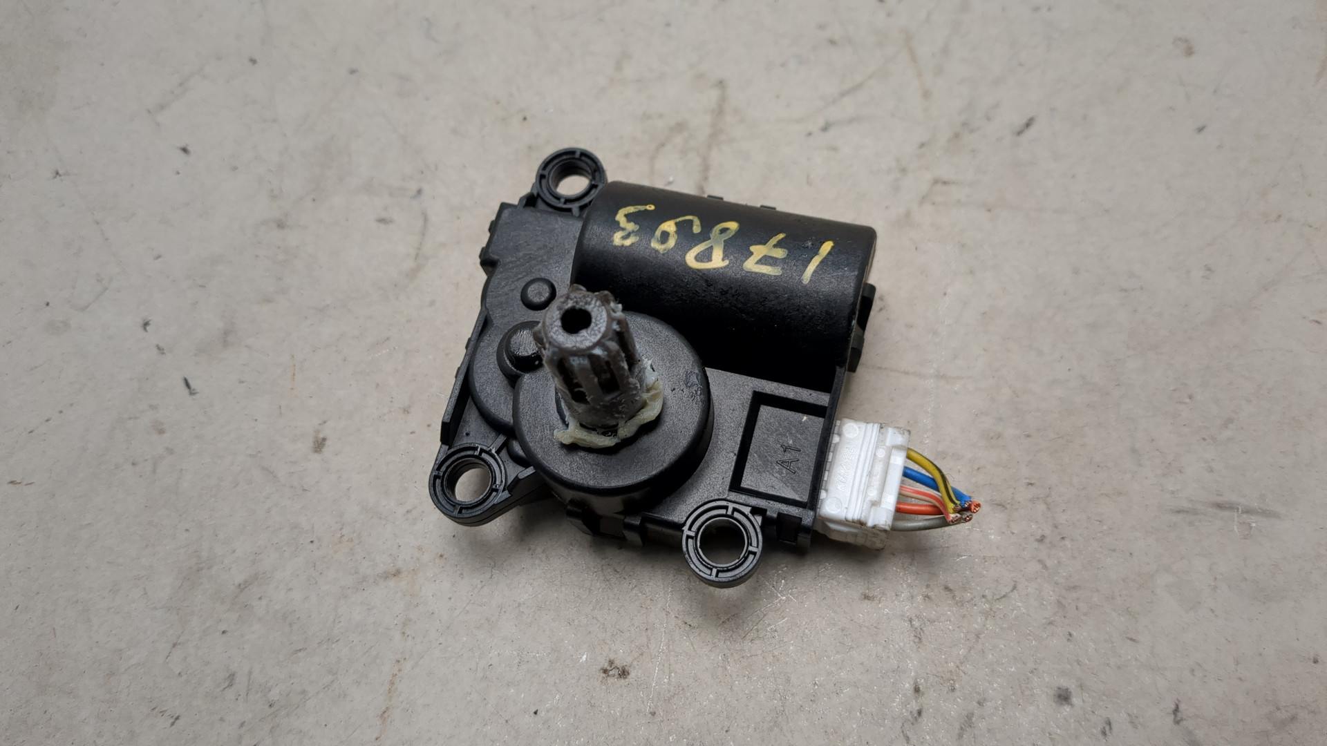 Моторчик заслонки печки