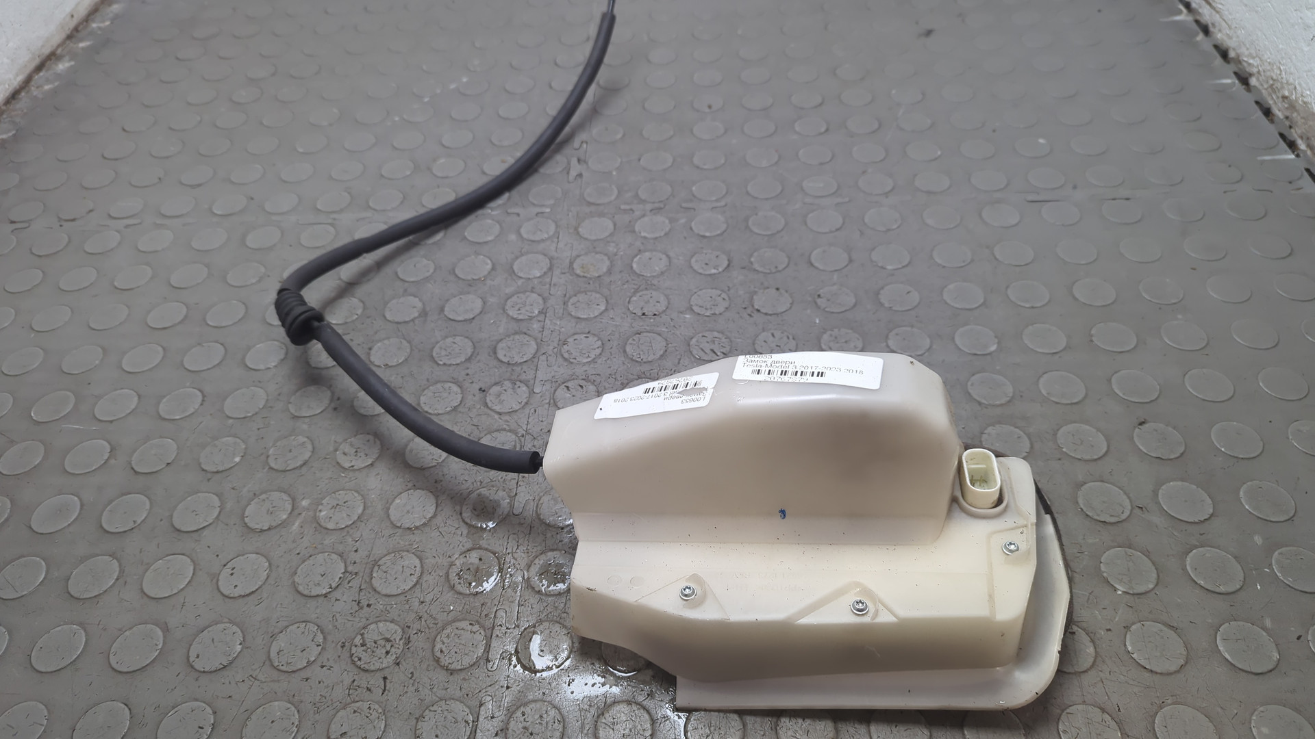 Замок двери передней левой