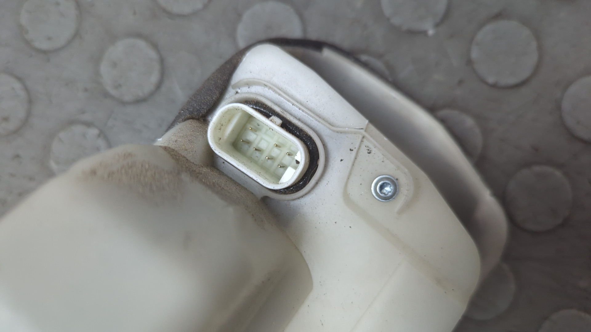 Замок двери передней левой