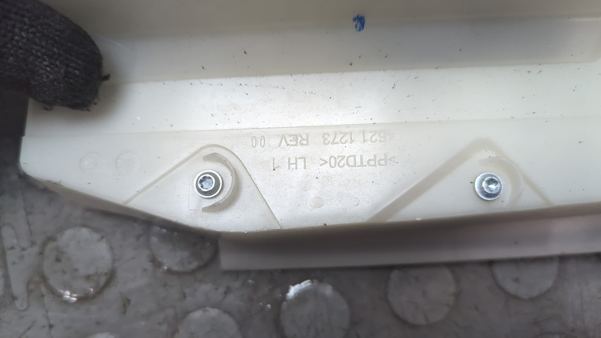 Замок двери передней левой