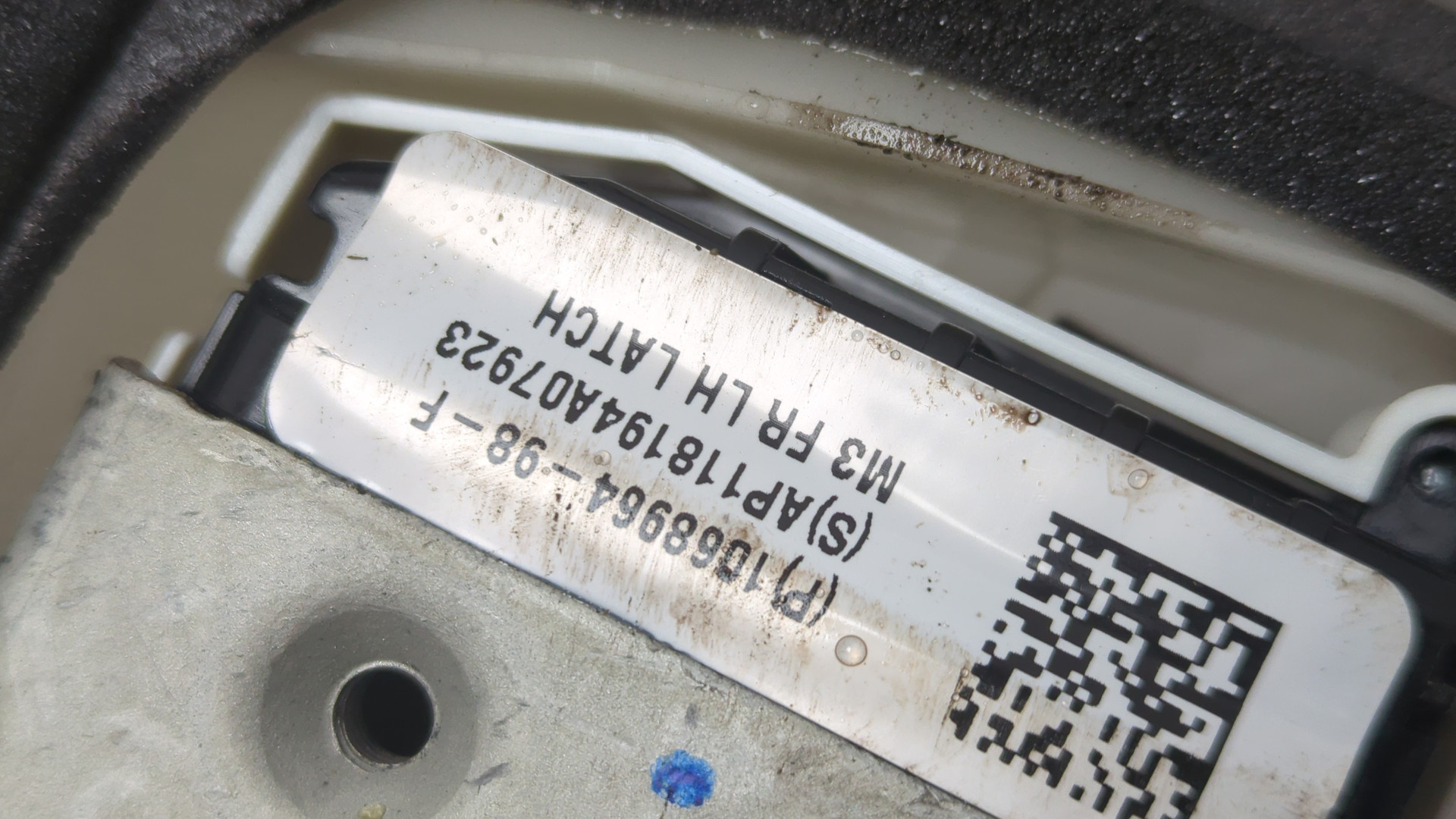 Замок двери передней левой