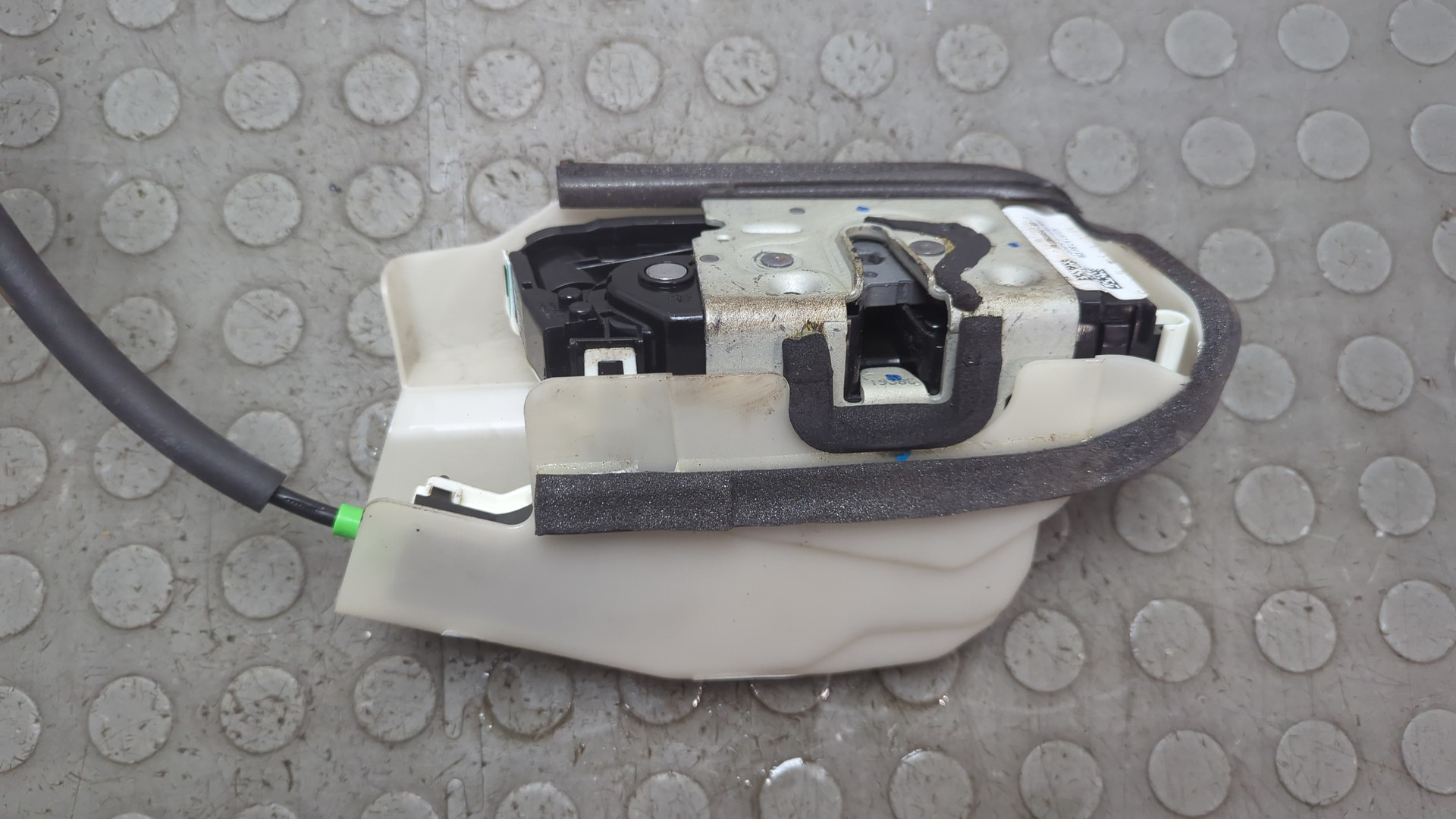 Замок двери передней левой