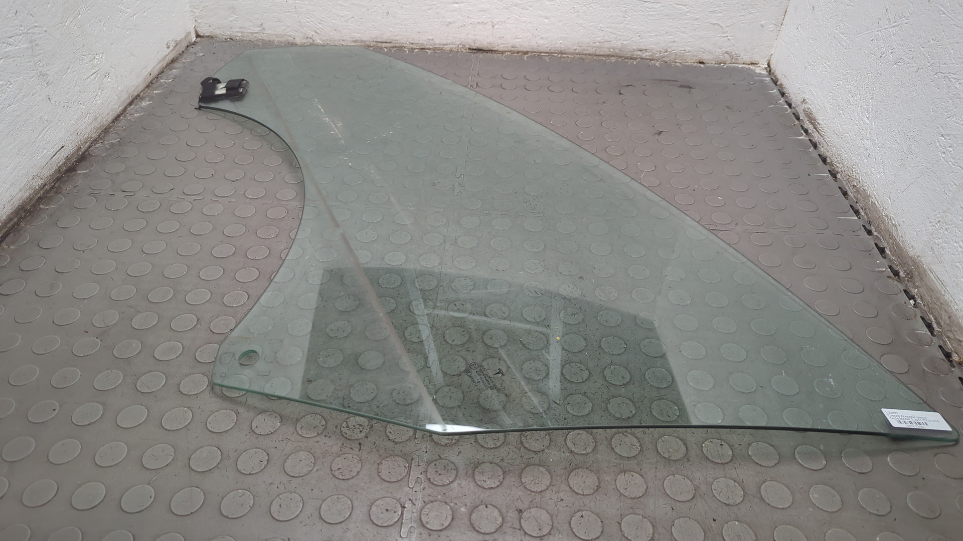 Стекло двери передней левой