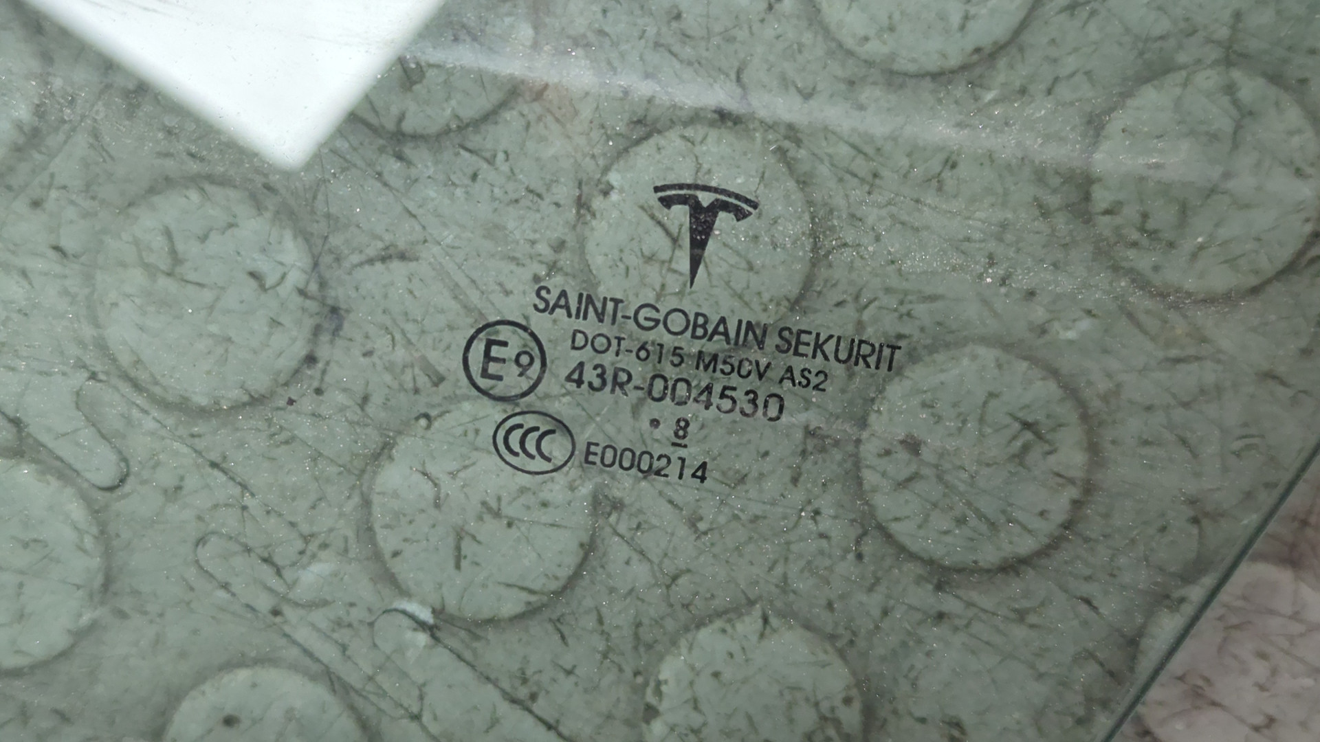 Стекло двери передней левой