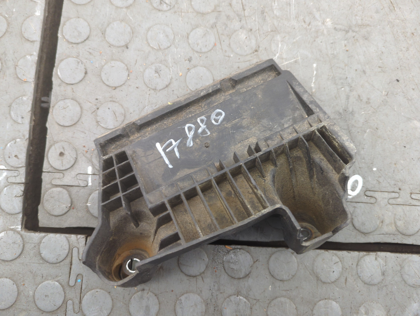 Площадка под аккумулятор (АКБ)