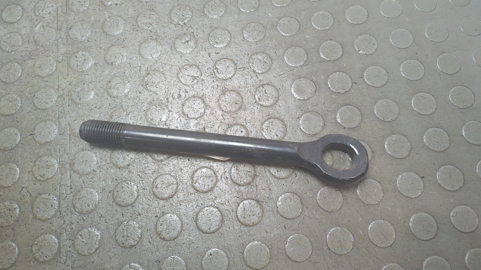 Крюк буксировочный