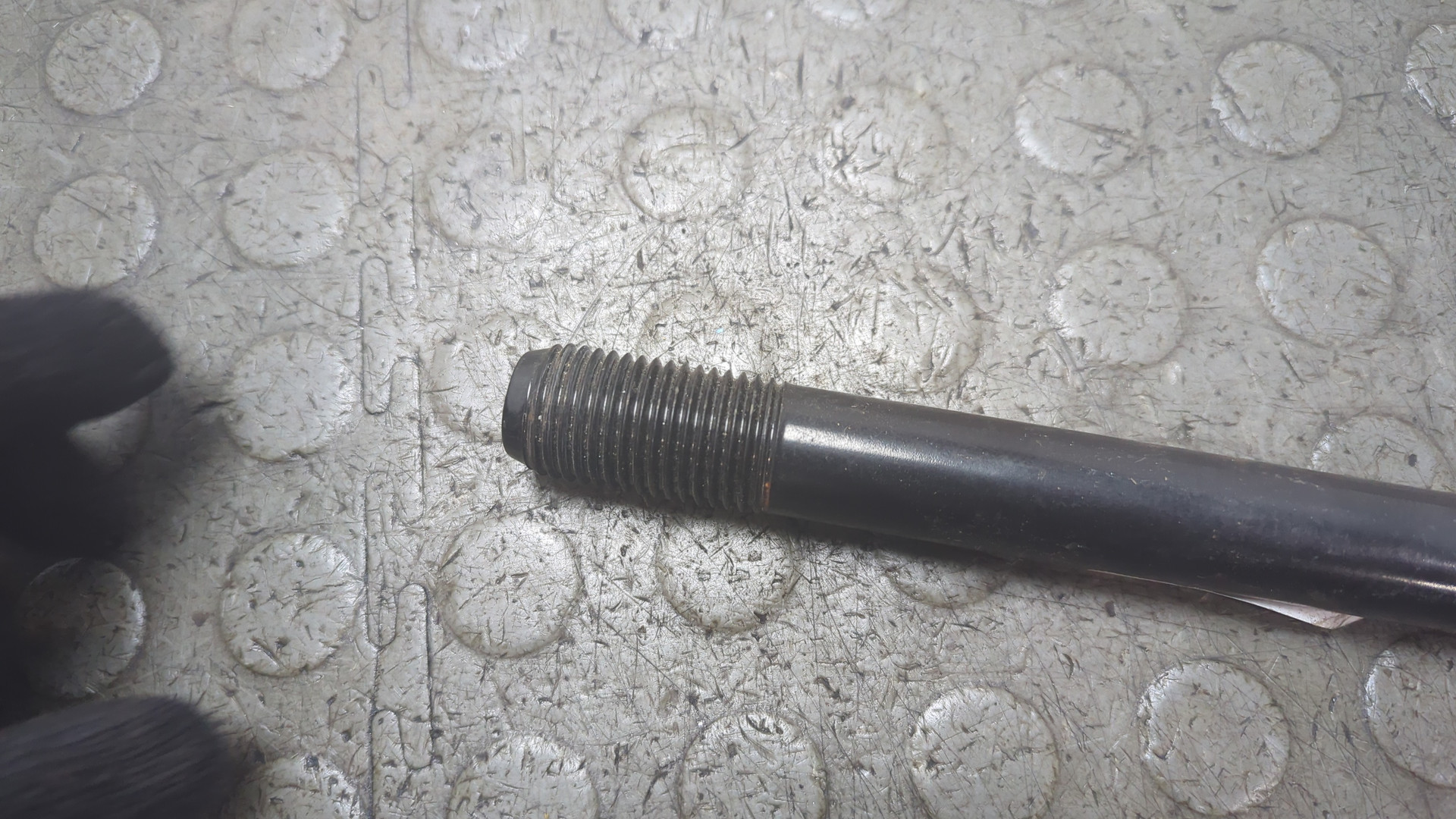 Крюк буксировочный