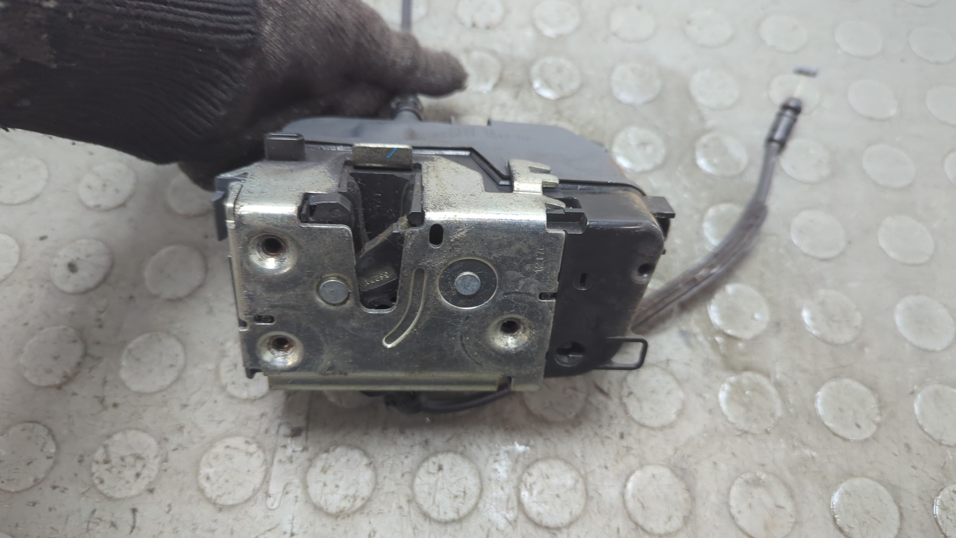 Замок двери задней правой