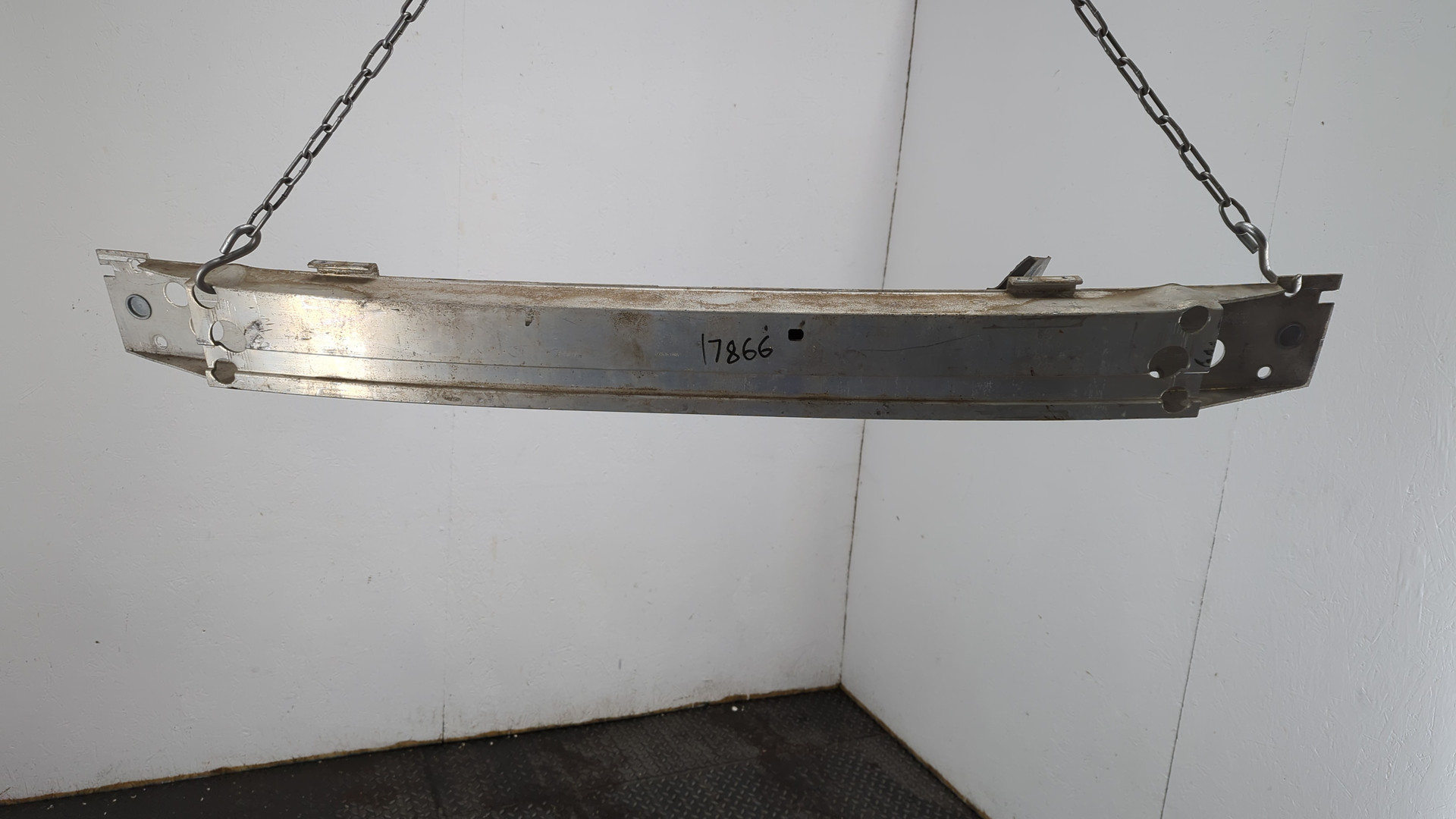 Усилитель переднего бампера