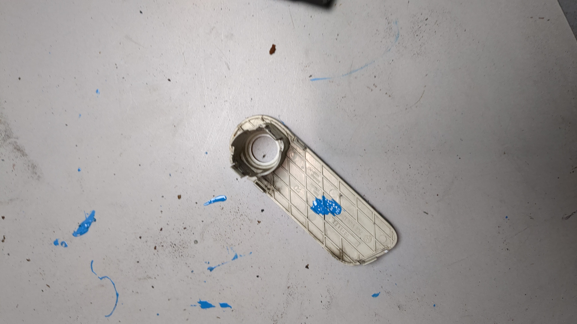 Отражатель передний правый у фары