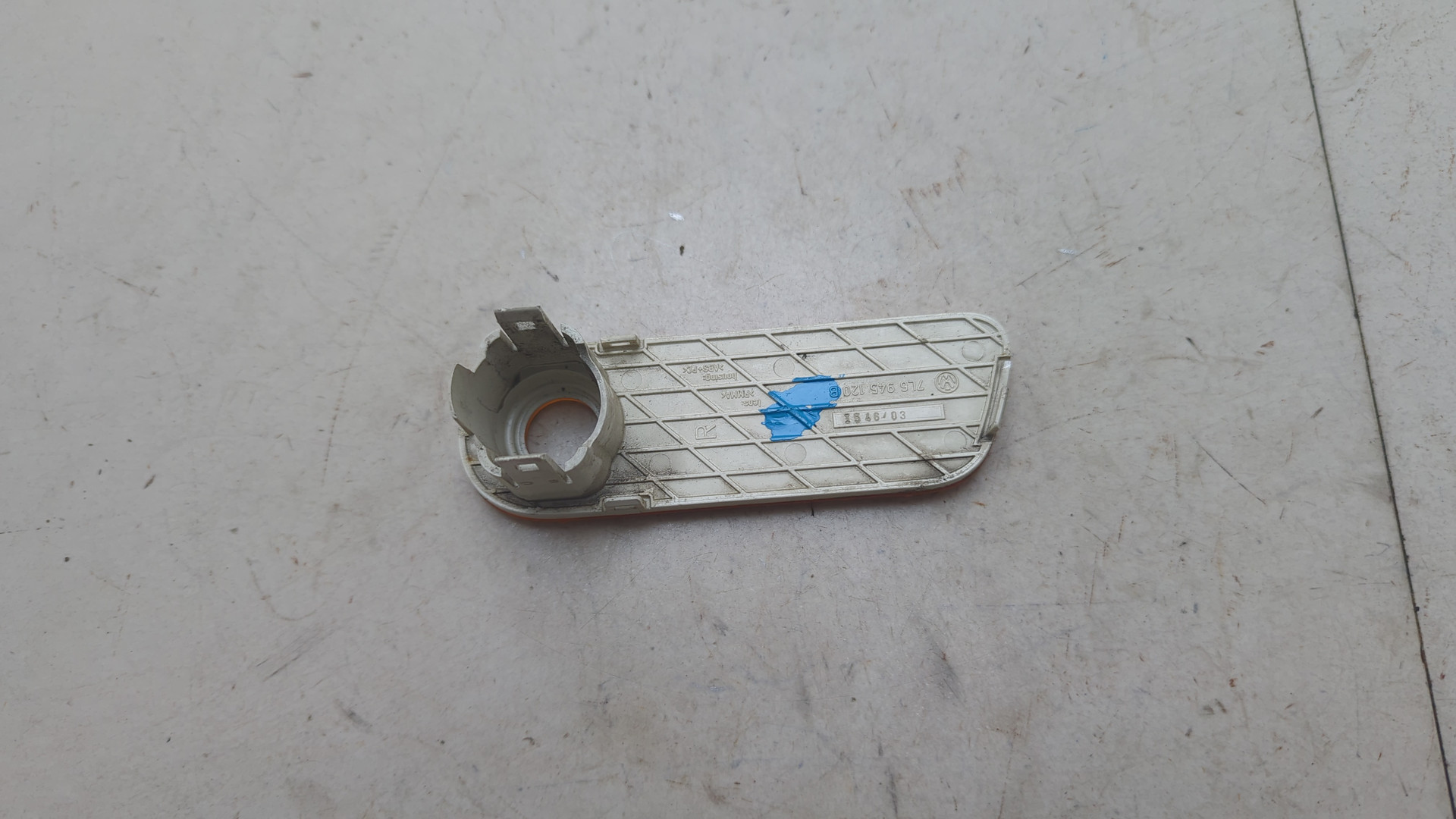 Отражатель передний правый у фары