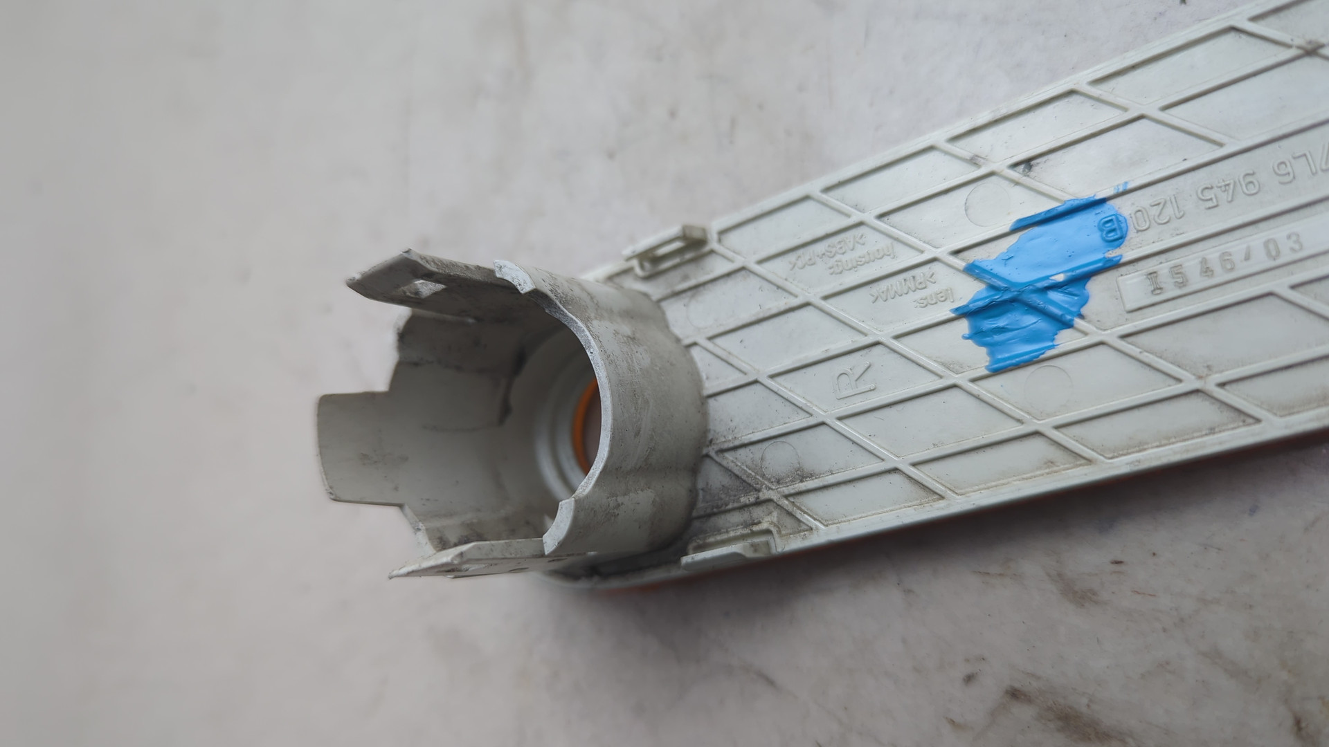 Отражатель передний правый у фары