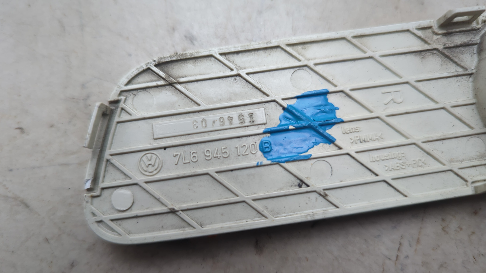 Отражатель передний правый у фары