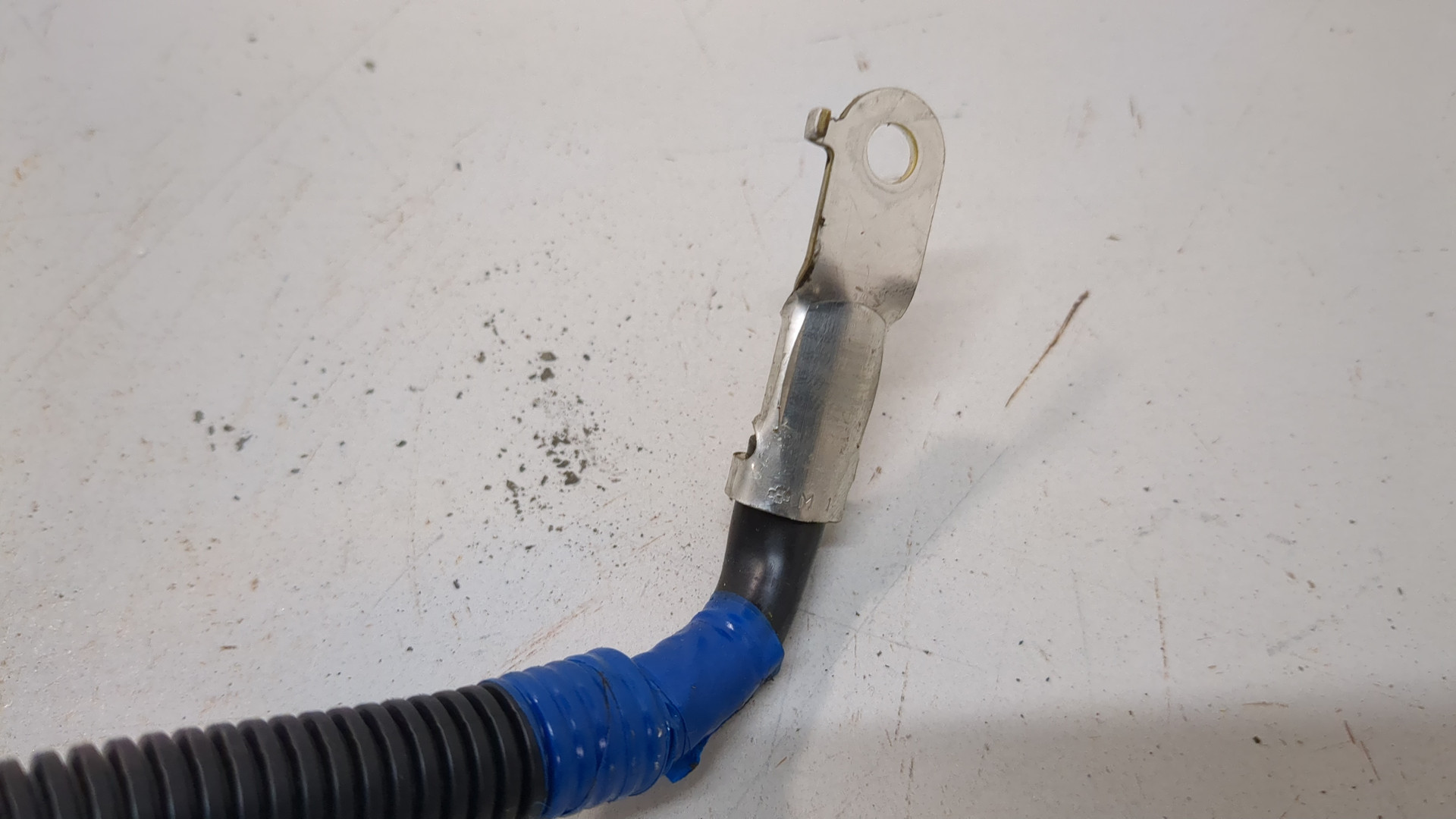 Клемма аккумулятора -