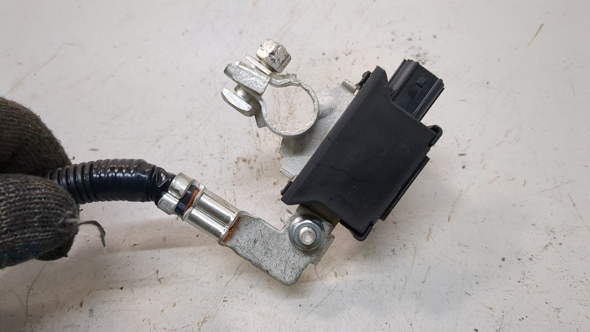 Клемма аккумулятора -