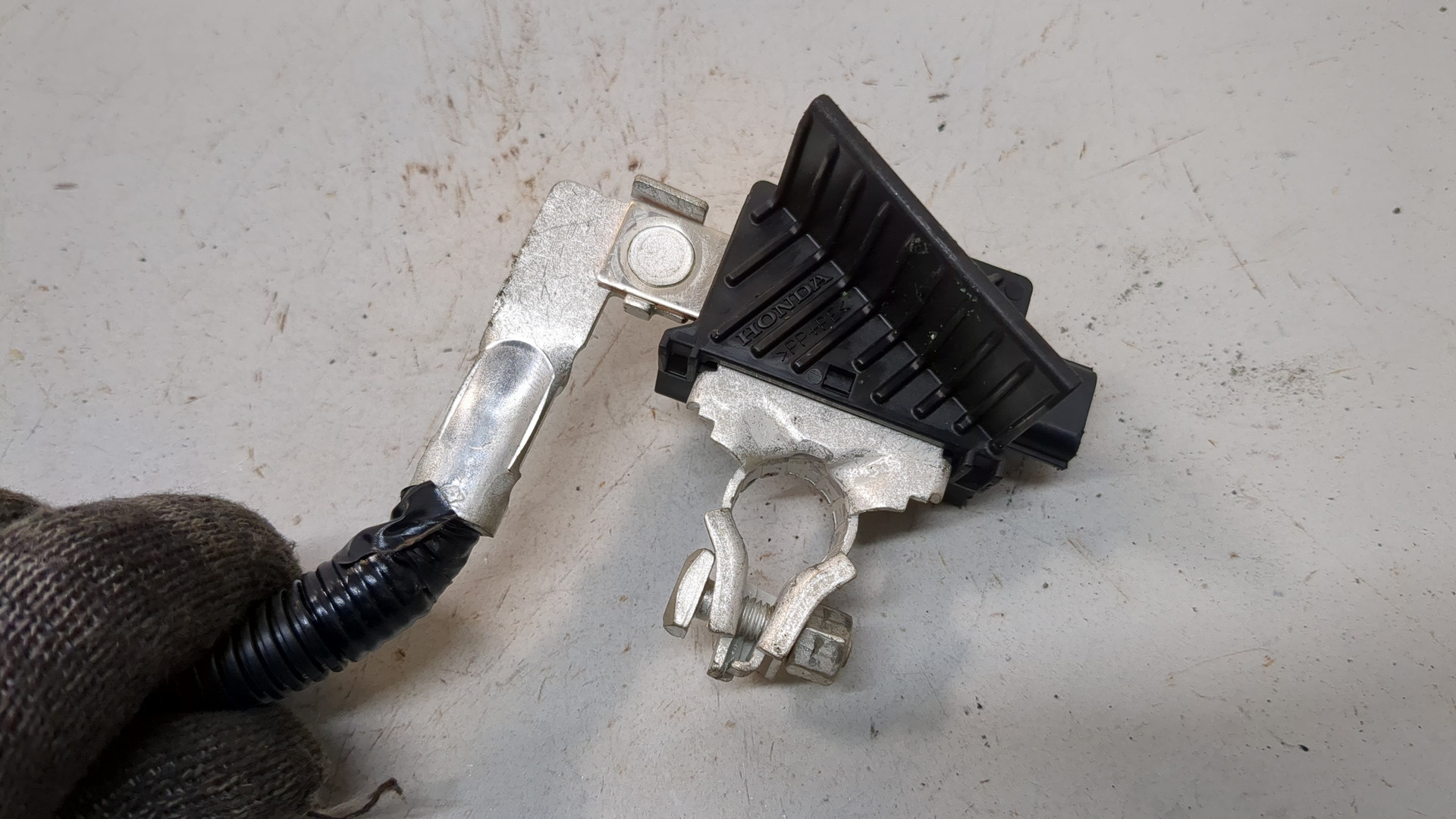 Клемма аккумулятора -