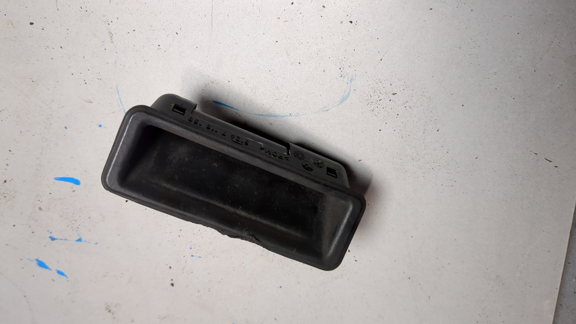 Кнопка открывания багажника