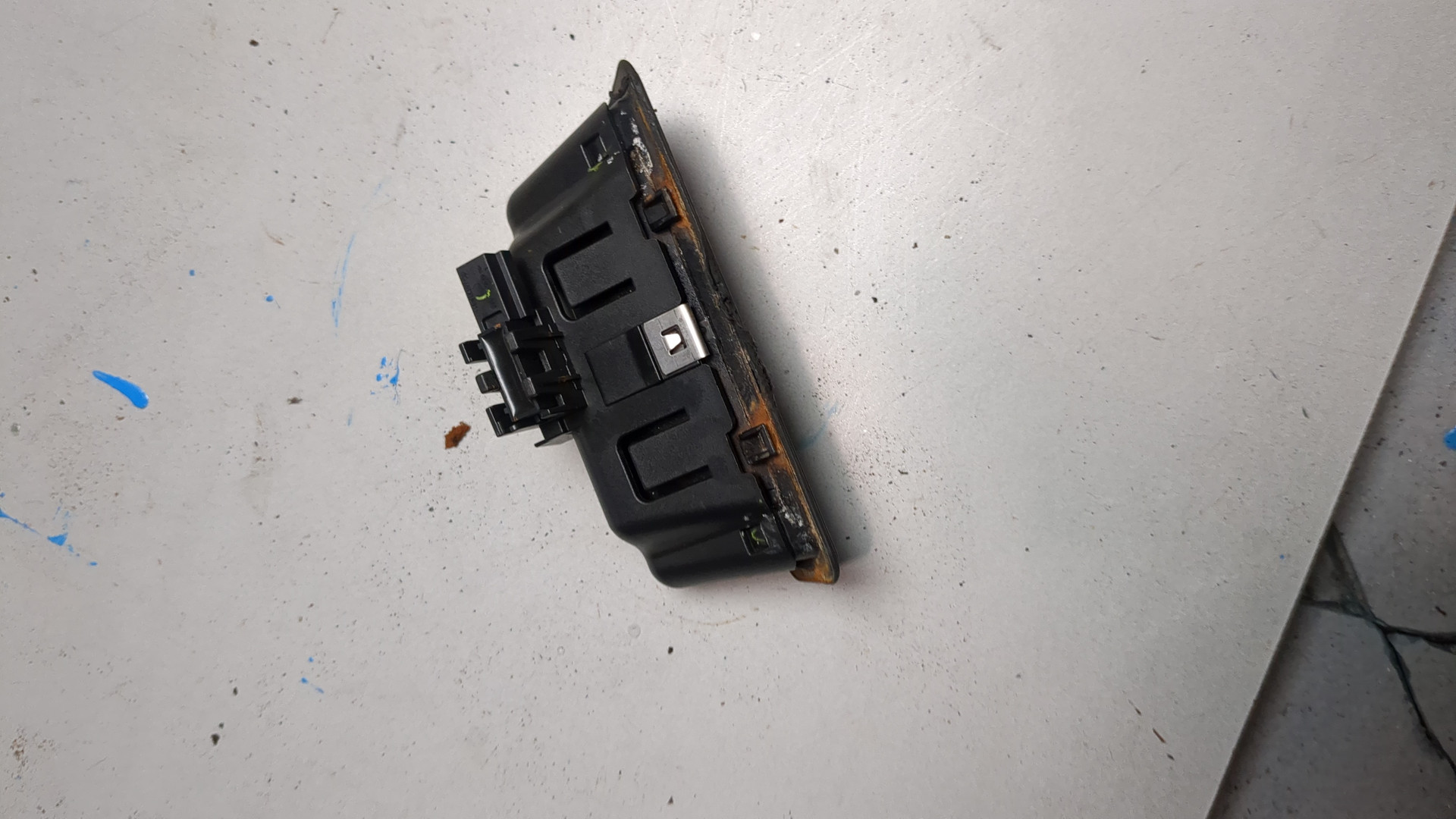 Кнопка открывания багажника