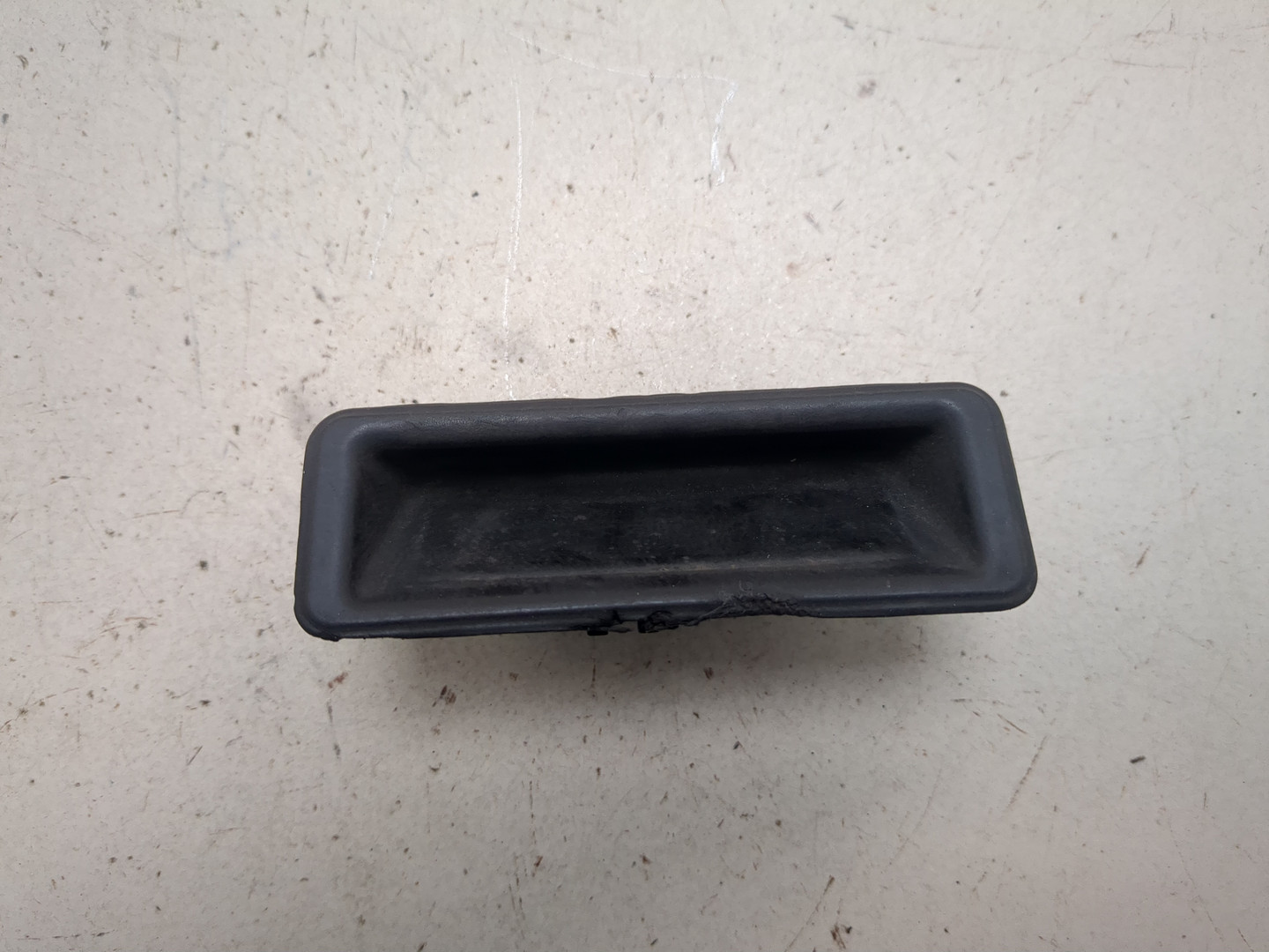 Кнопка открывания багажника