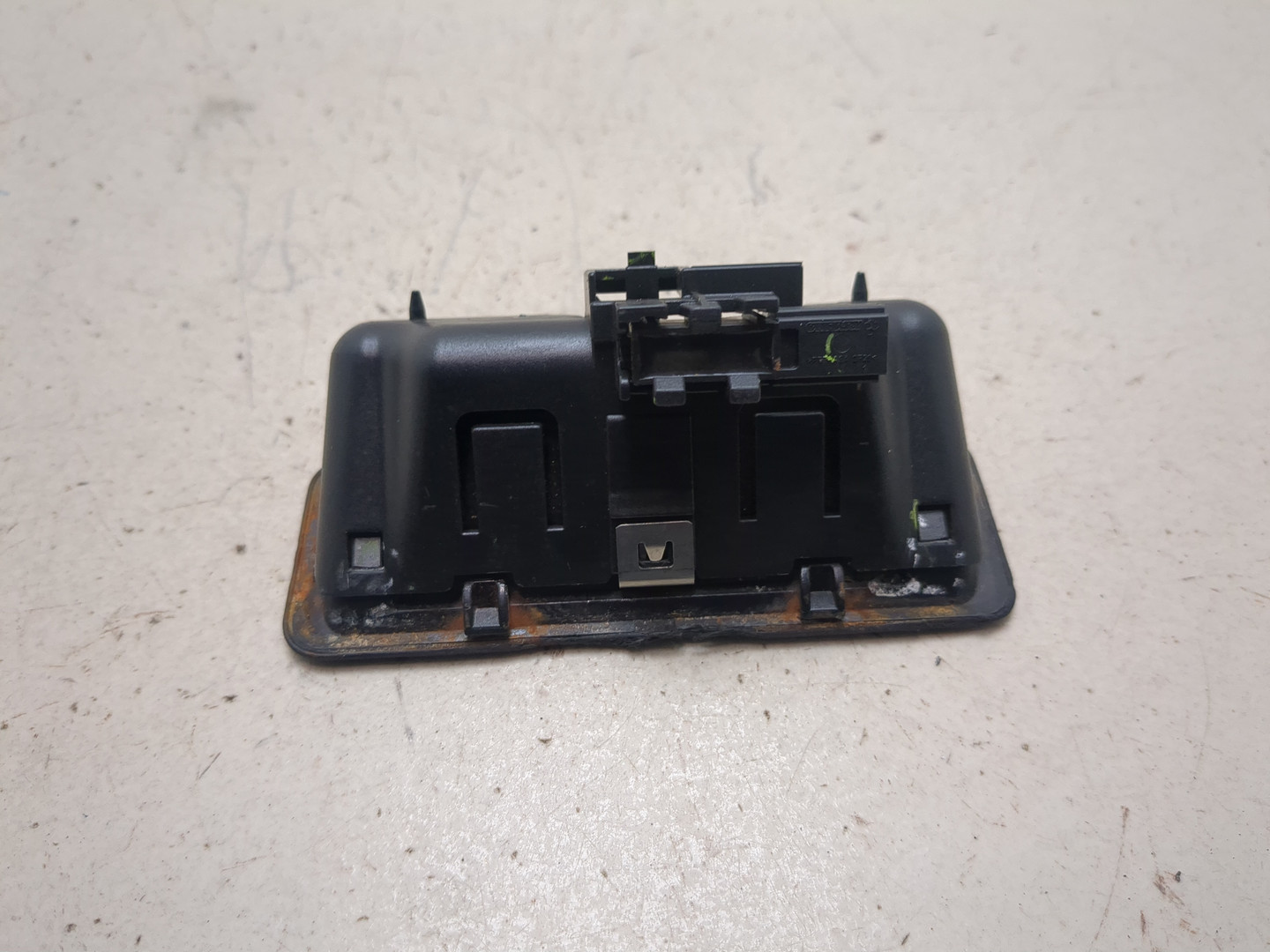 Кнопка открывания багажника