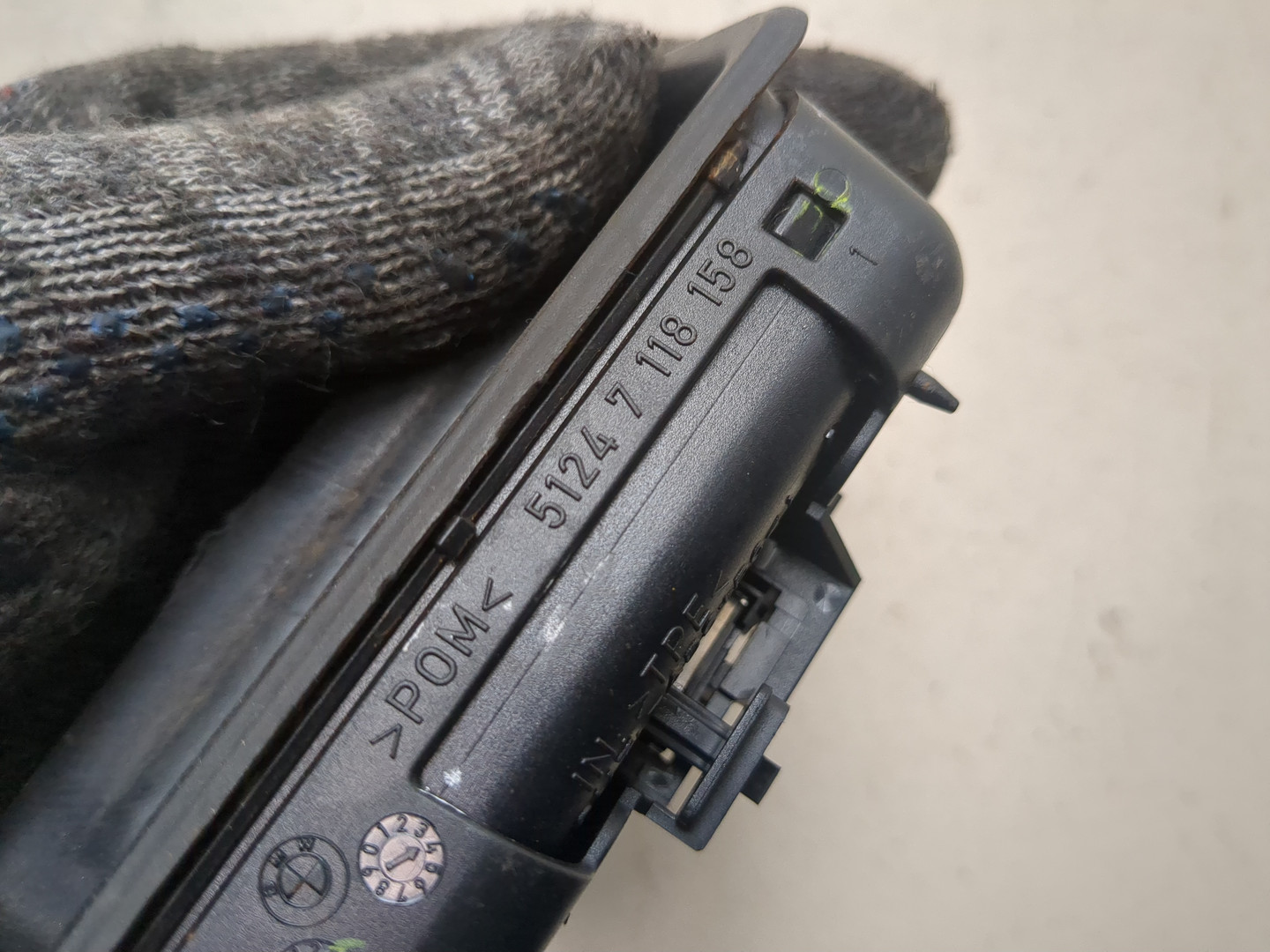 Кнопка открывания багажника