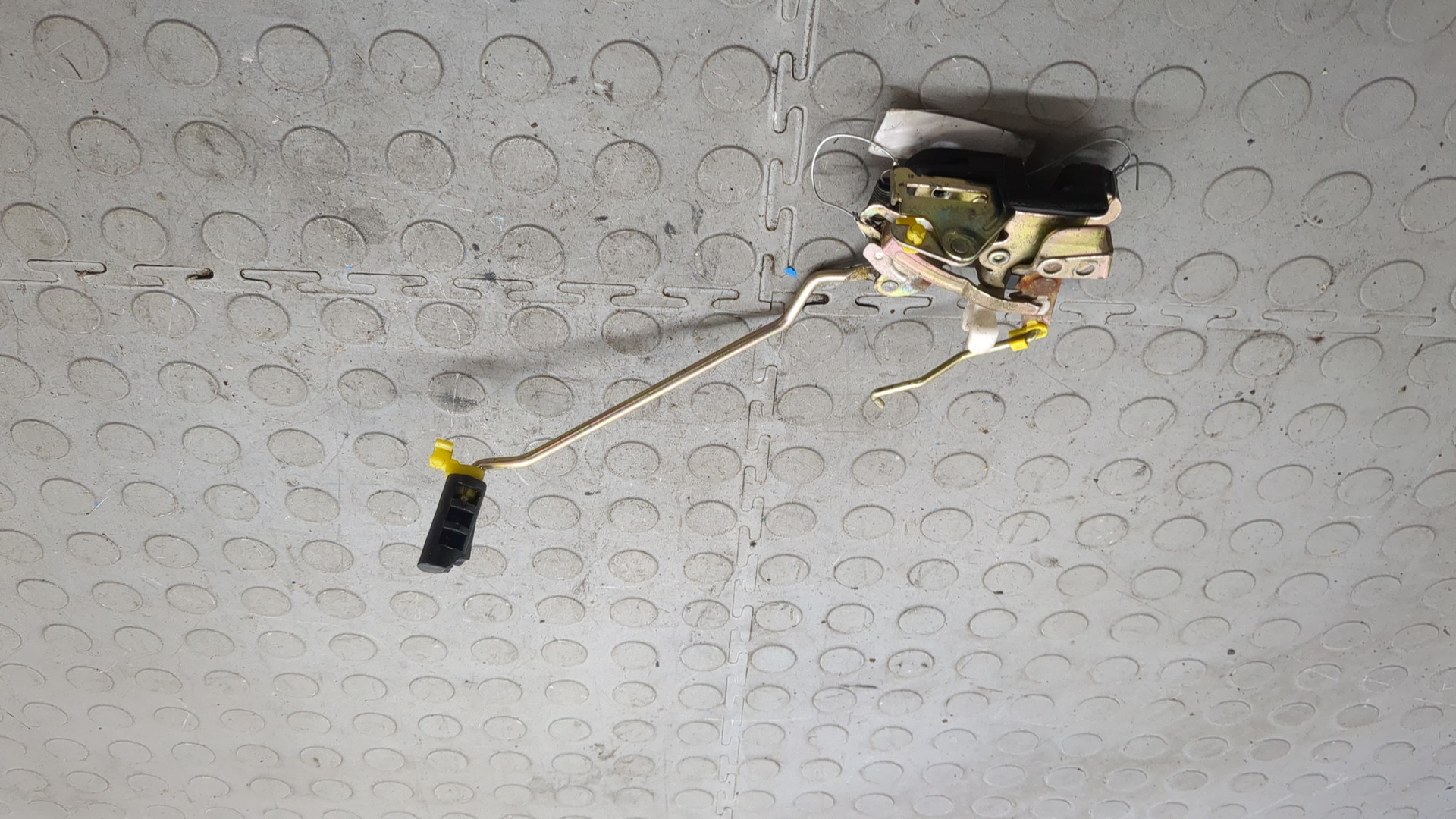 Замок двери передней правой