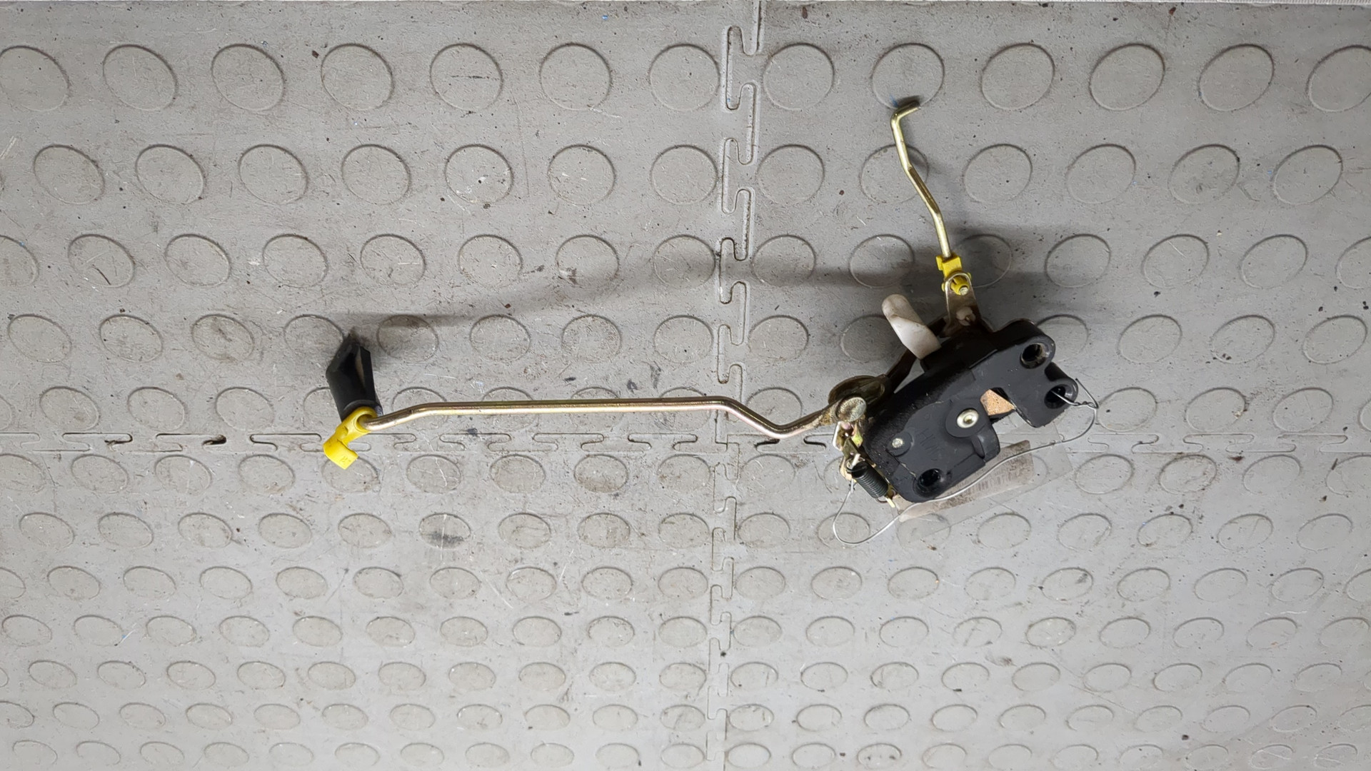 Замок двери передней правой