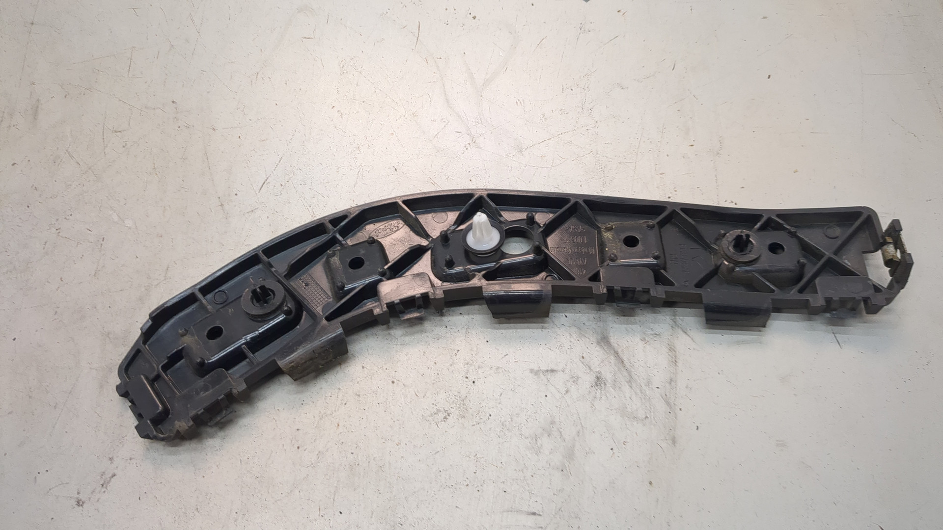 Кронштейн заднего бампера правый