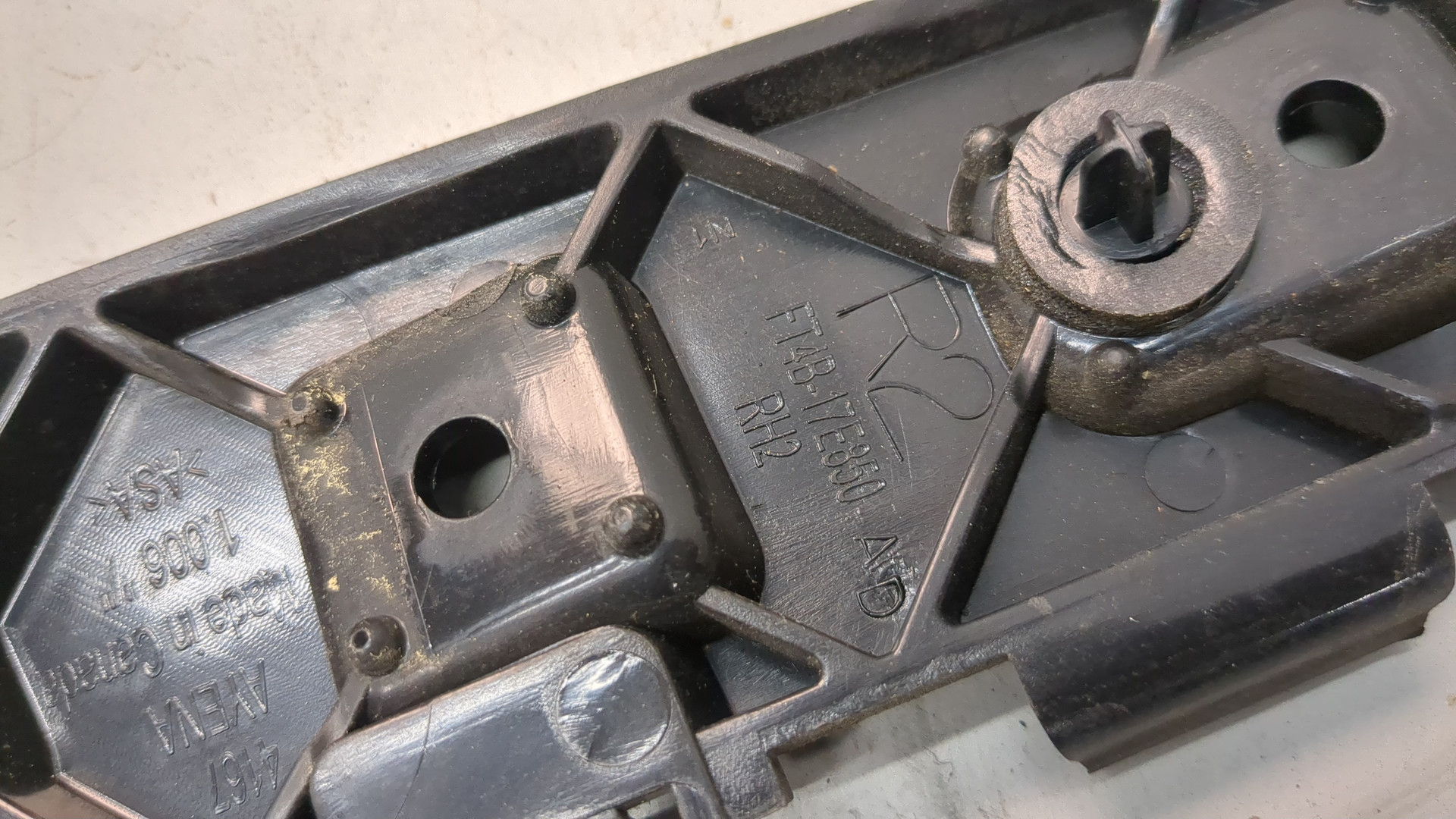 Кронштейн заднего бампера правый