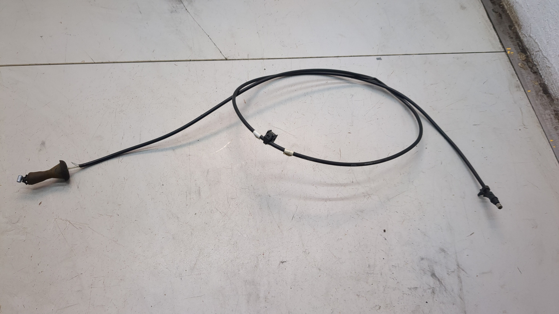 Трос открывания капота