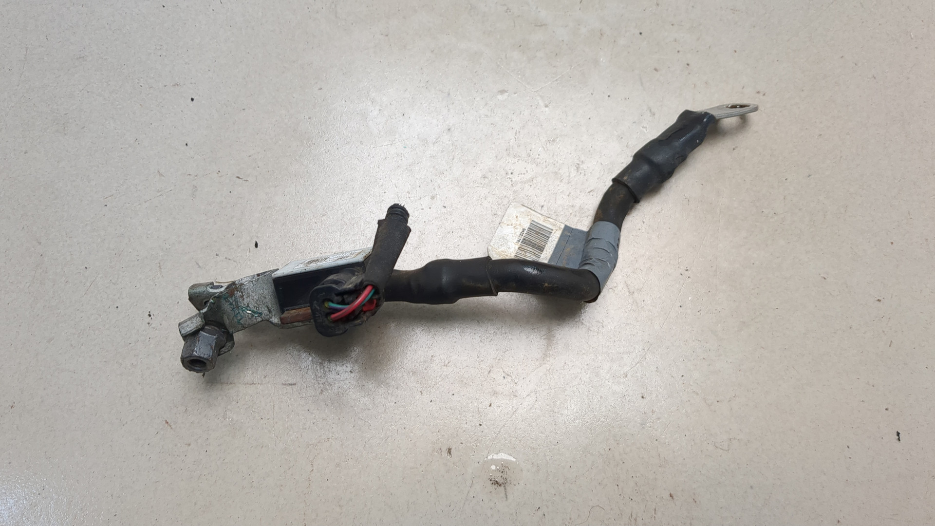 Клемма аккумулятора -