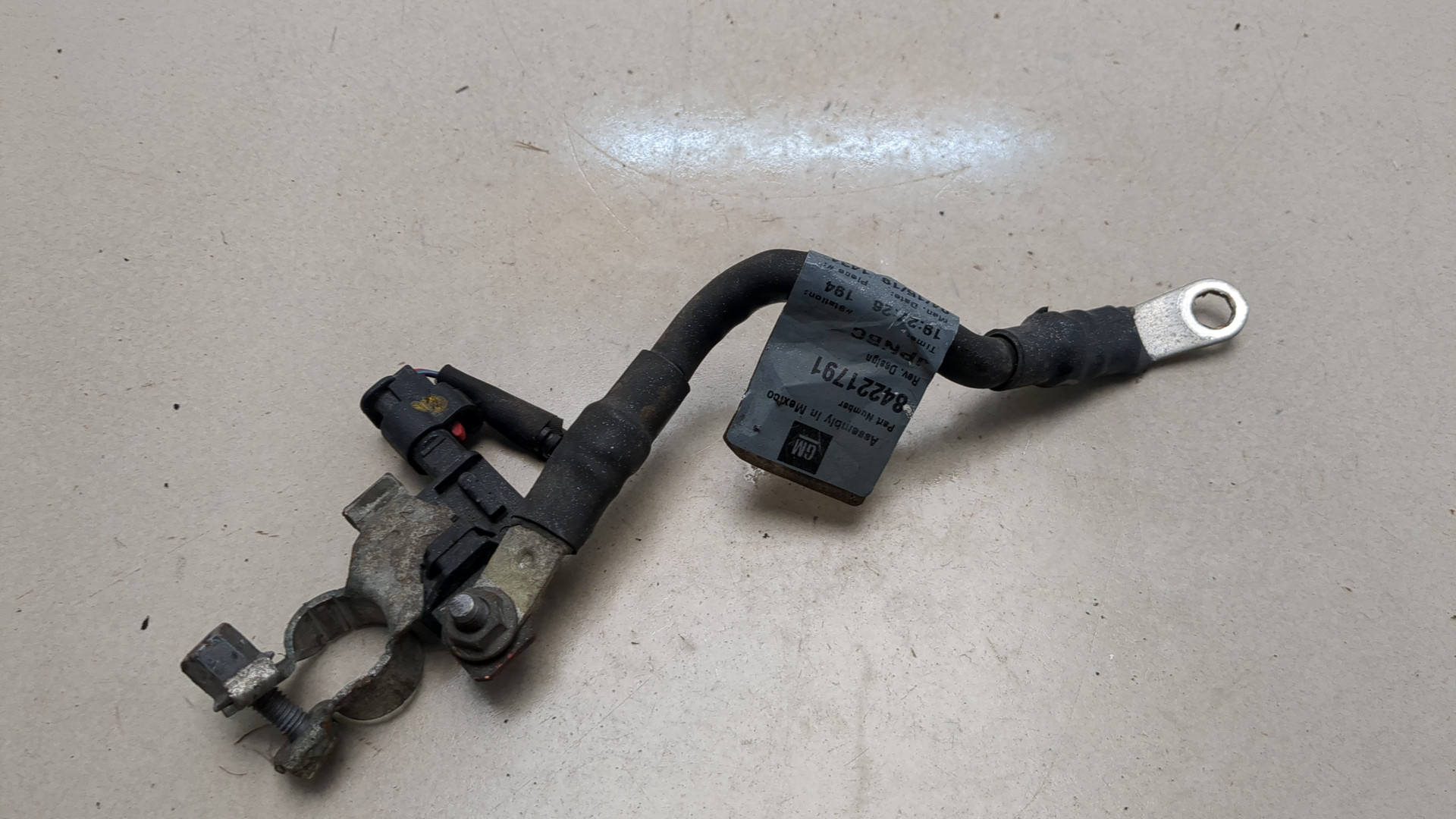 Клемма аккумулятора -