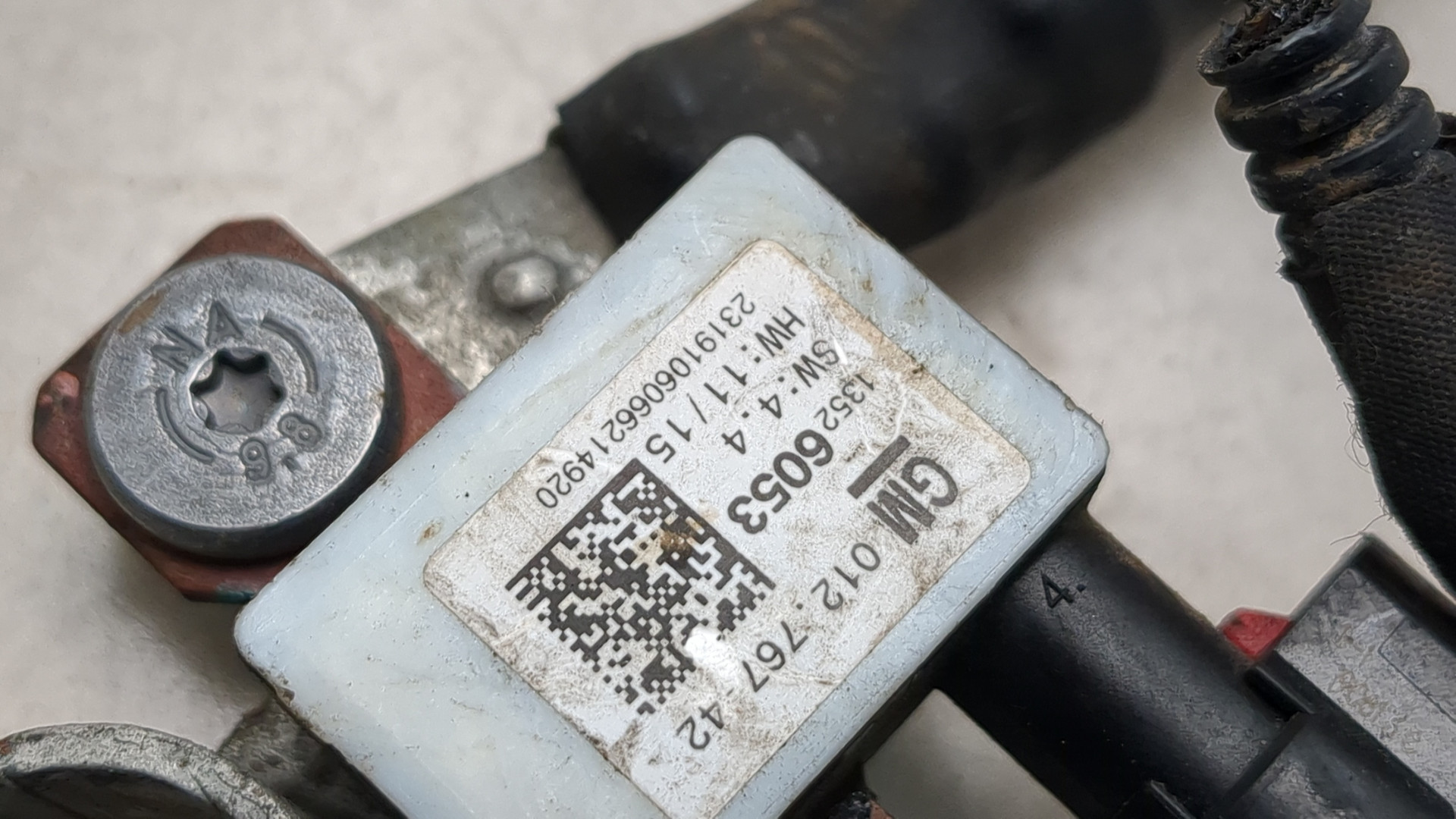 Клемма аккумулятора -